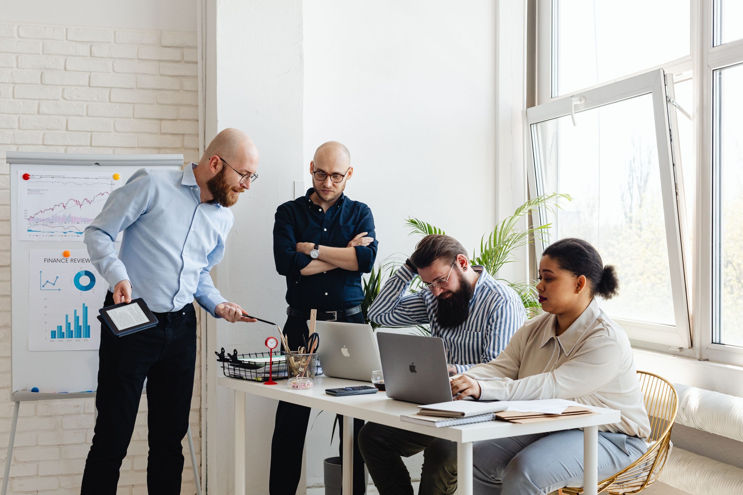 Équipe diversifiée discutant stratégie en réunion
