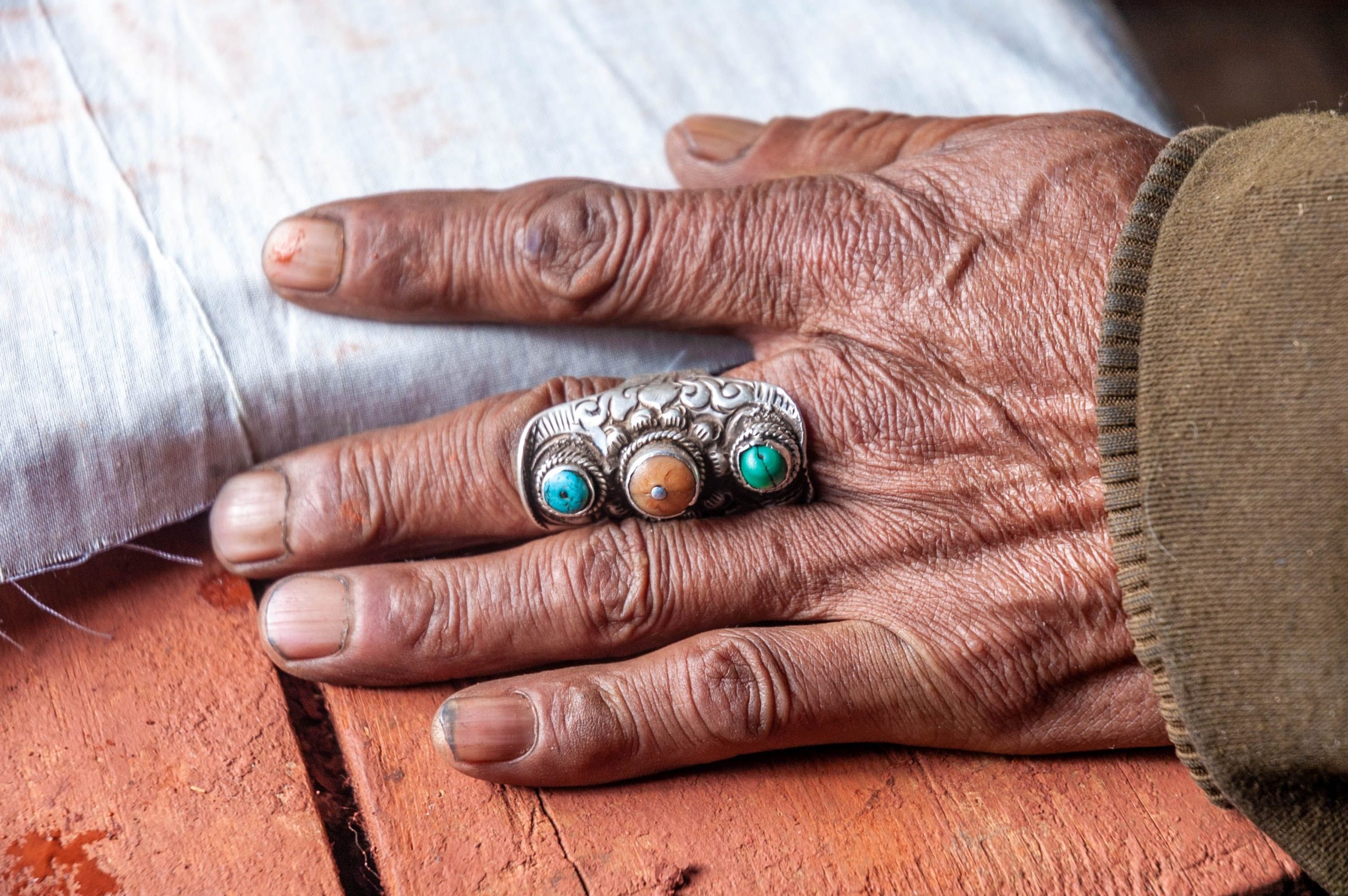 Bague ornée avec pierres précieuses sur bois