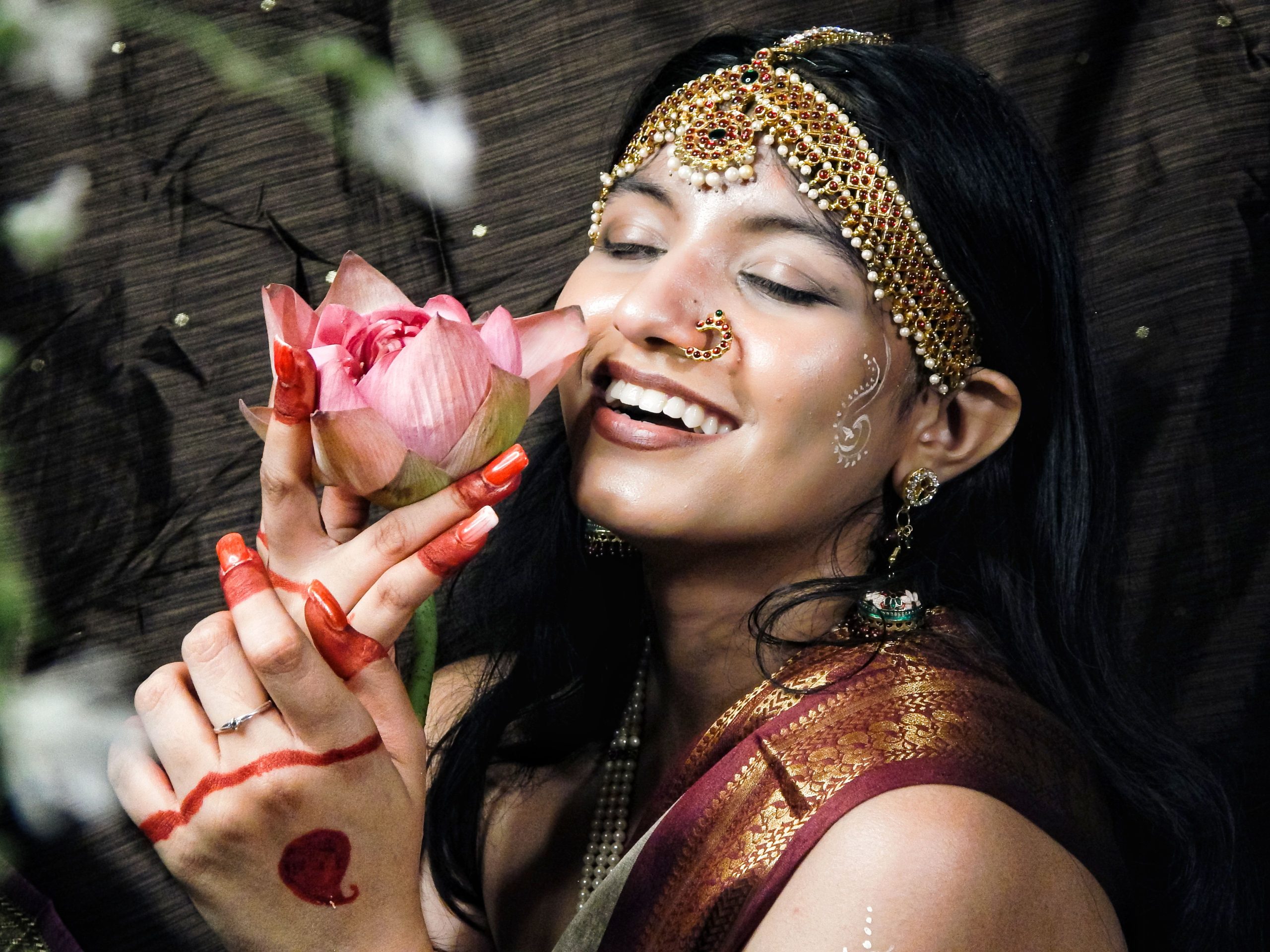 Femme indienne souriante parée de bijoux lotus