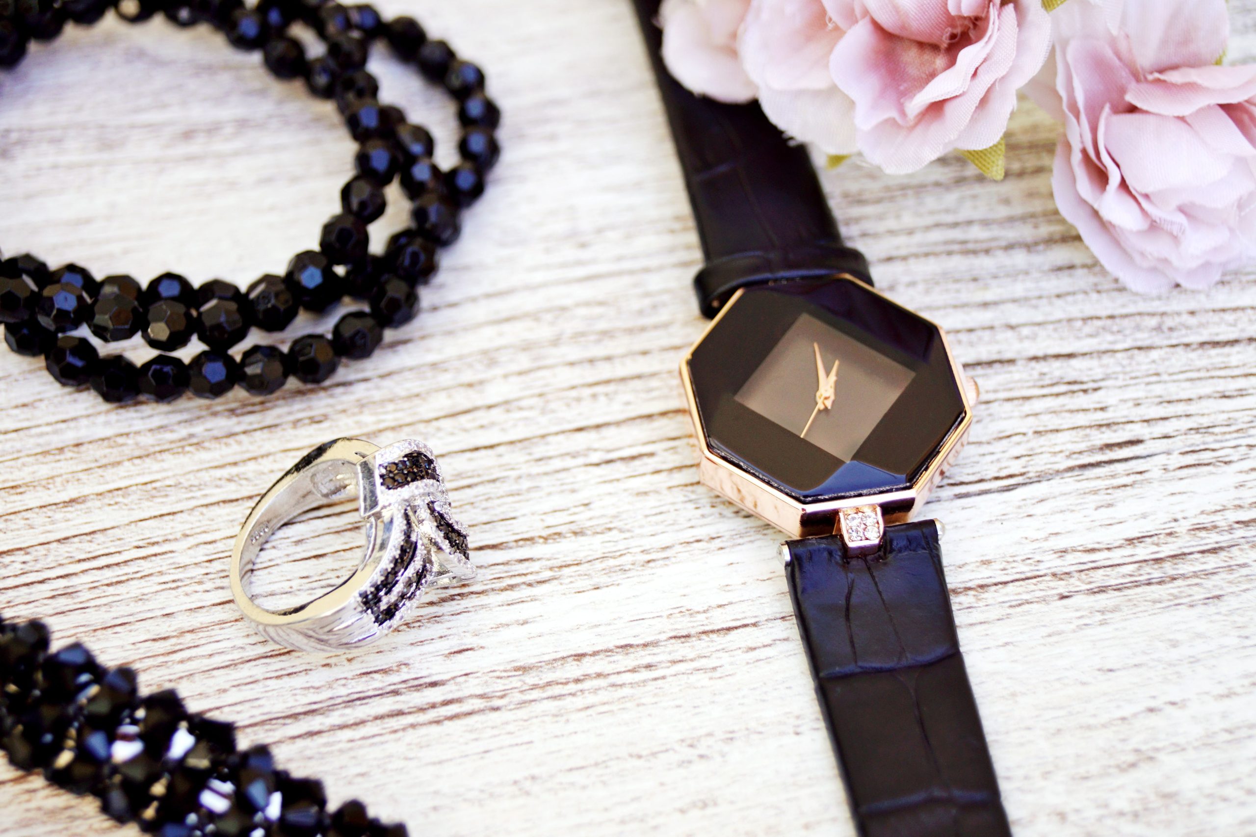 Bijoux noirs luxueux avec montre et fleurs roses