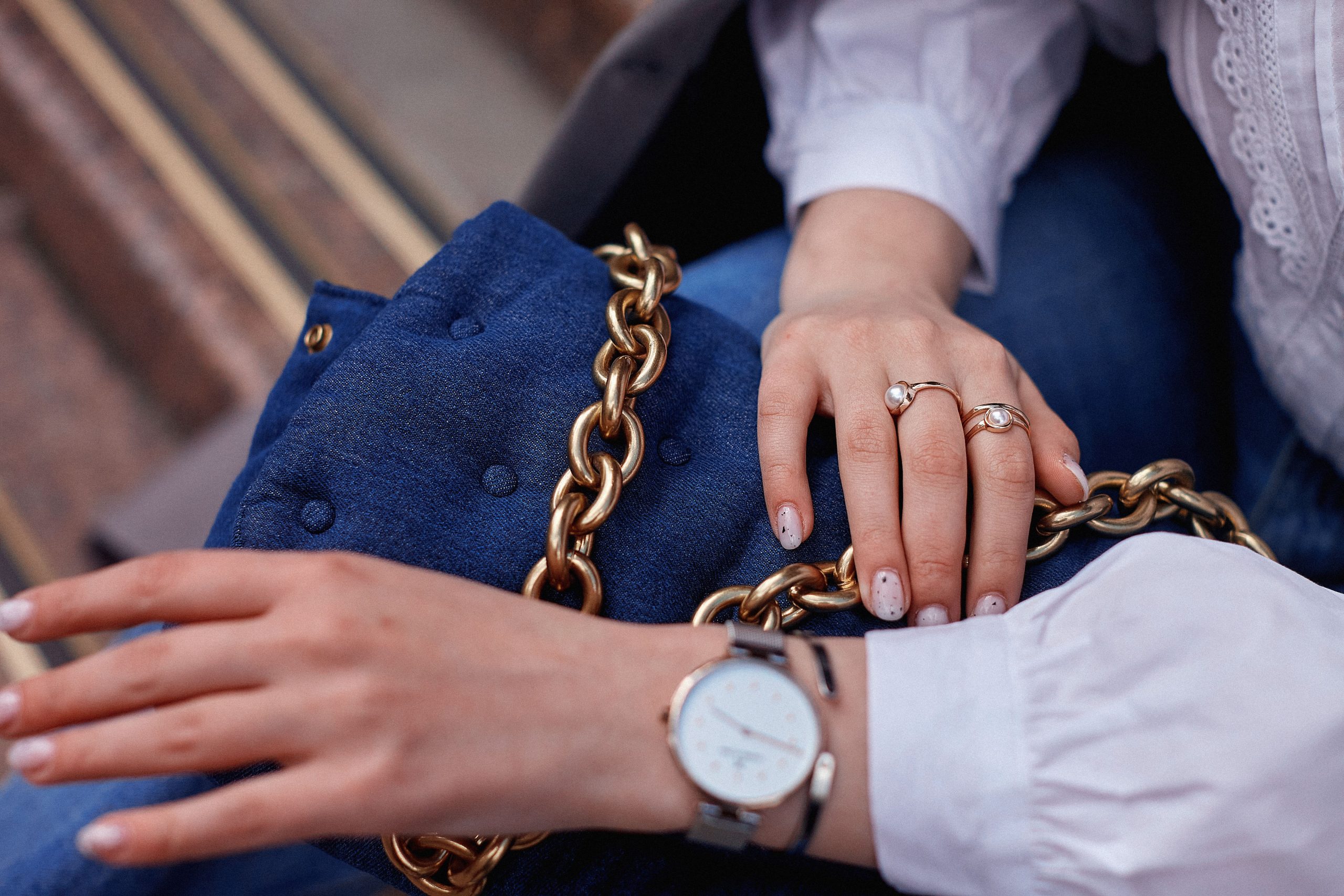 Accessoires tendance : sac bleu chaîne dorée et bijoux