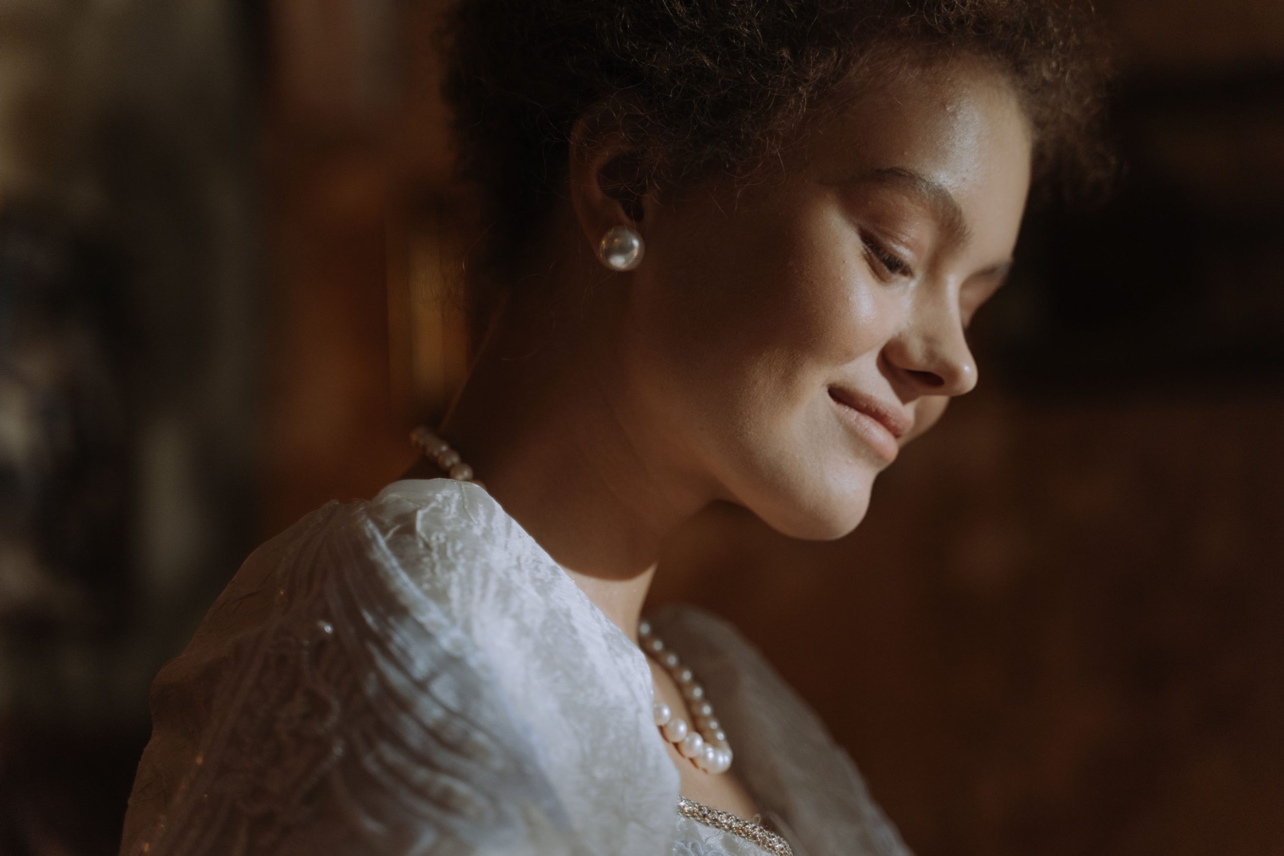 Femme élégante avec boucles d'oreille perles