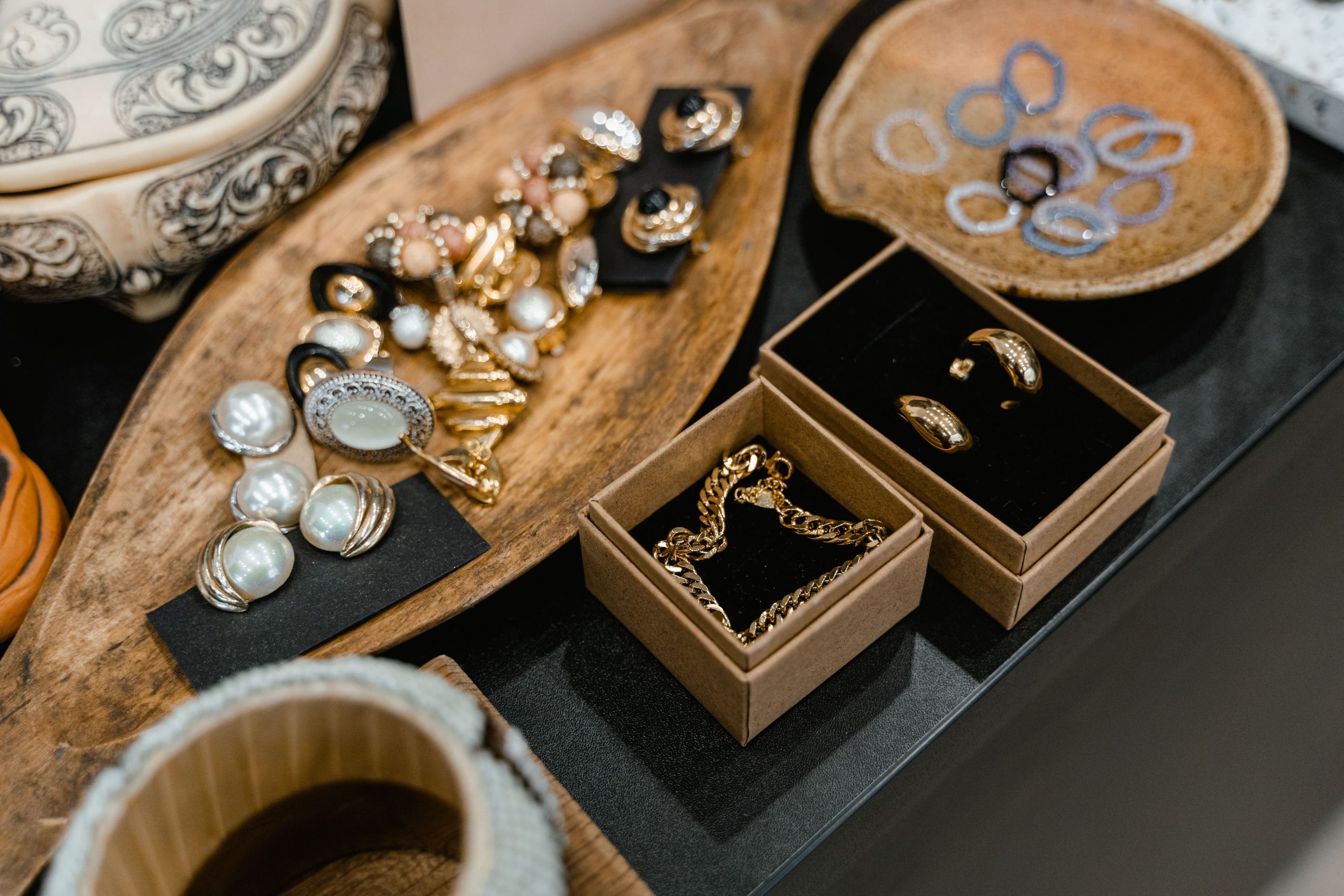 Bijoux raffines disposes sur plateaux en bois