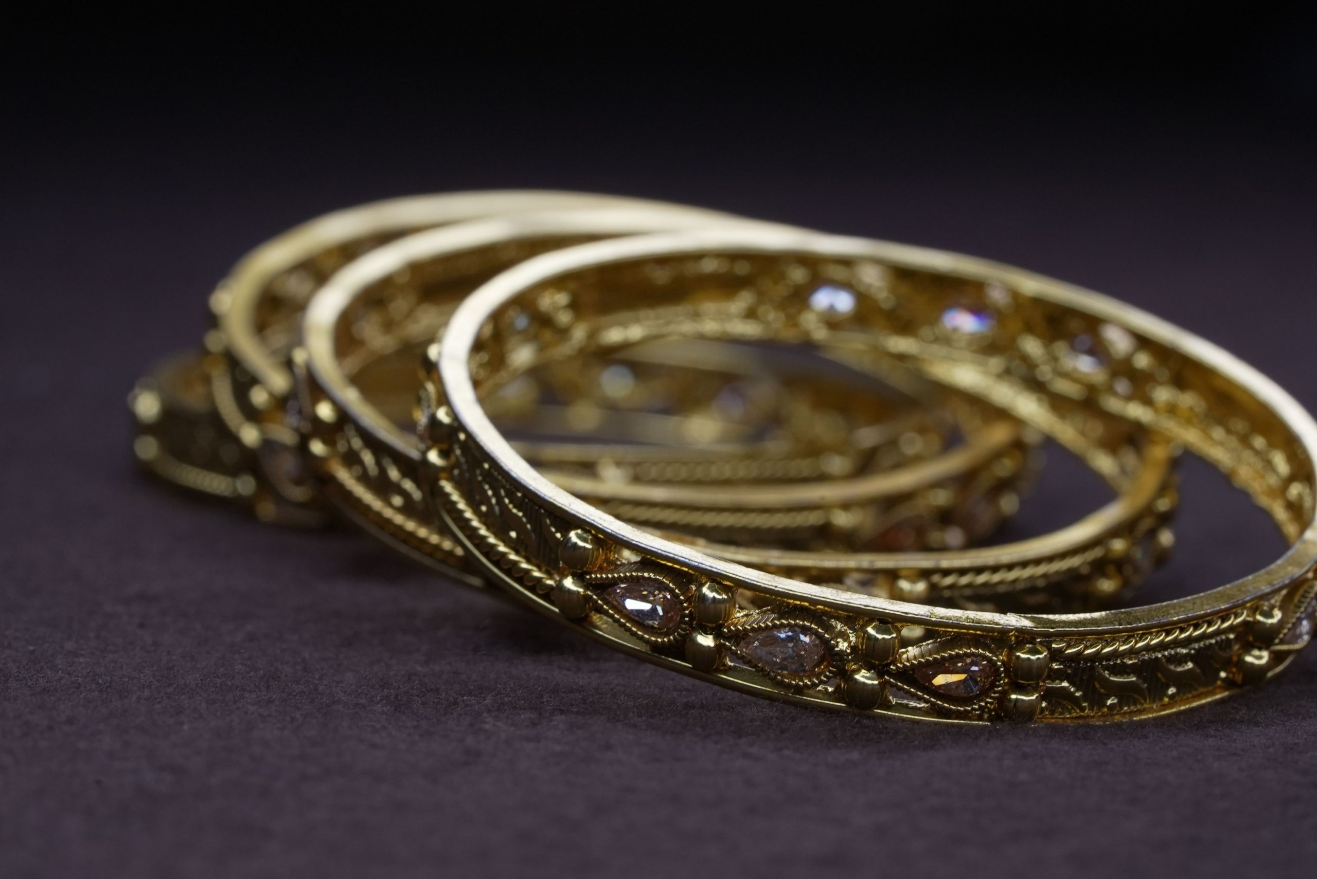 Bracelets dorés avec designs travaillés et détaillés