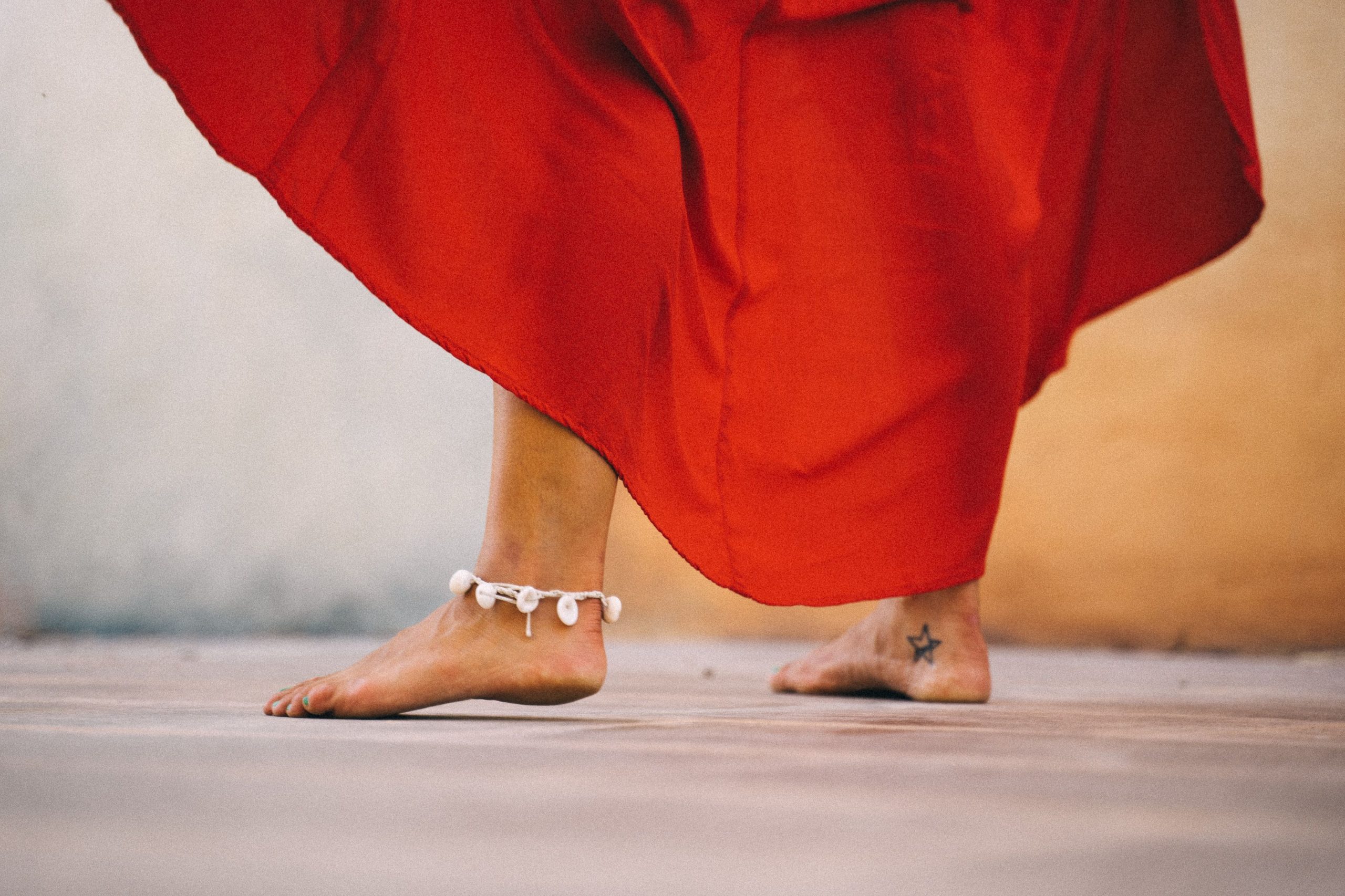 Pieds nus avec chaîne de cheville en robe rouge
