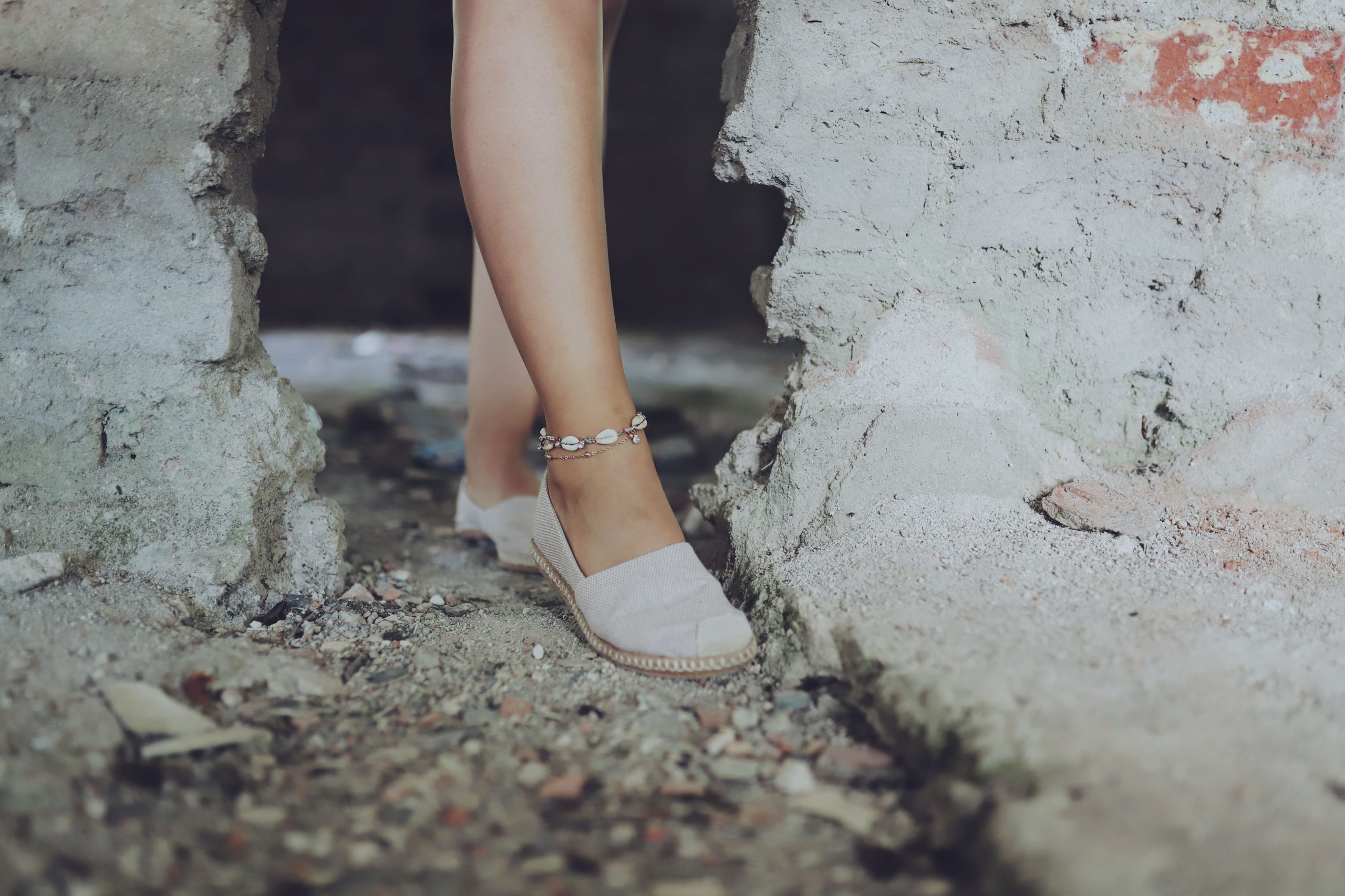 Femme portant chaîne de cheville et espadrilles