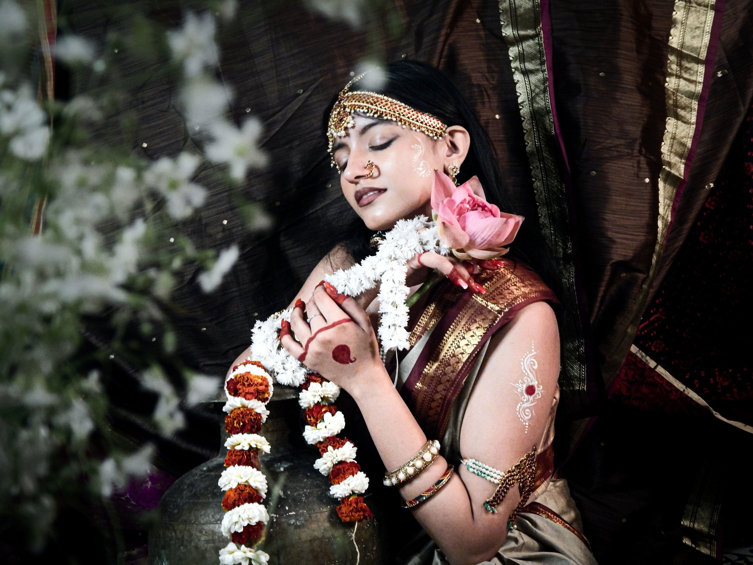 Femme indienne traditionnelle tenant lotus et bijoux