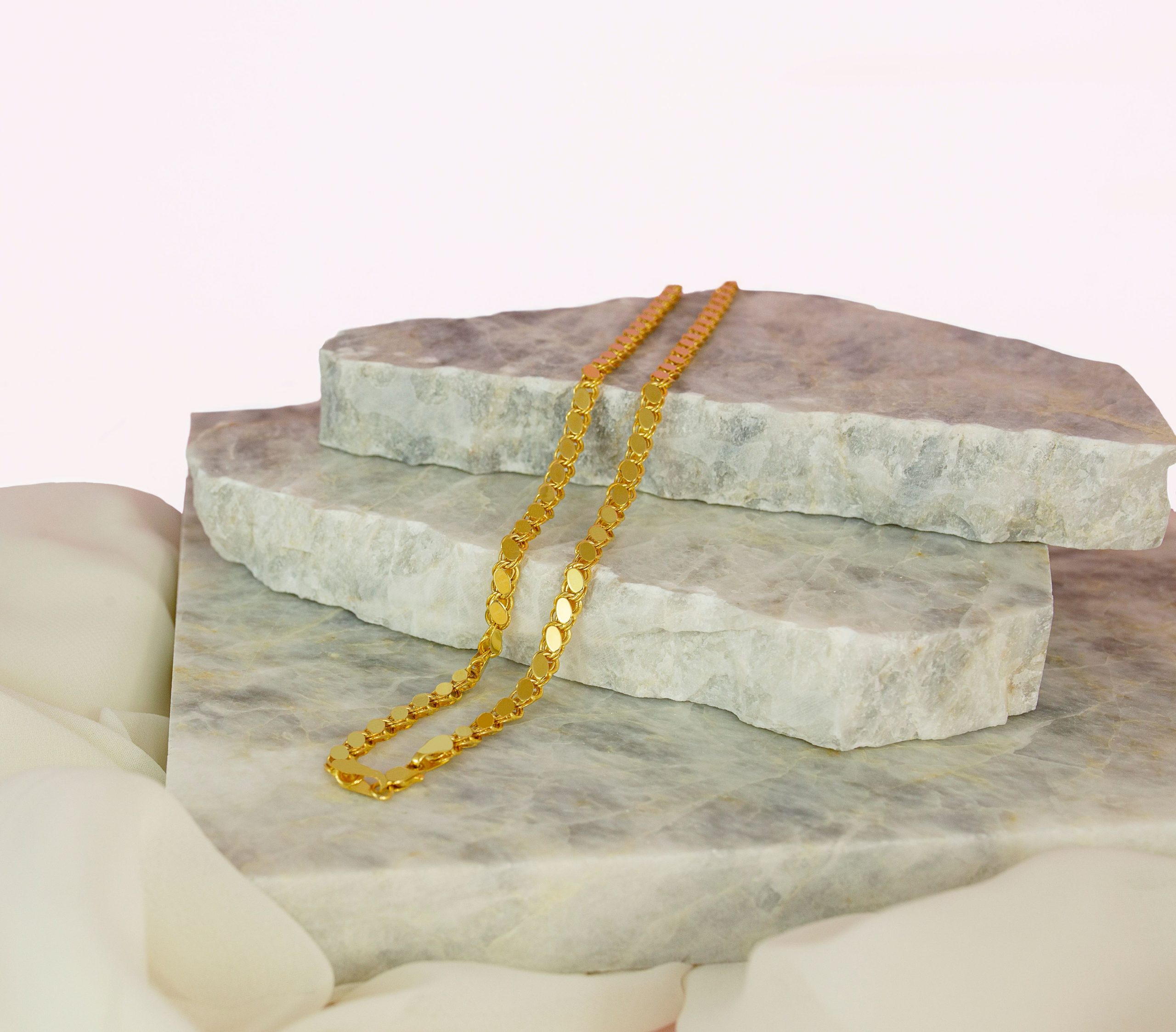 Collier or authentique sur marbre luxe