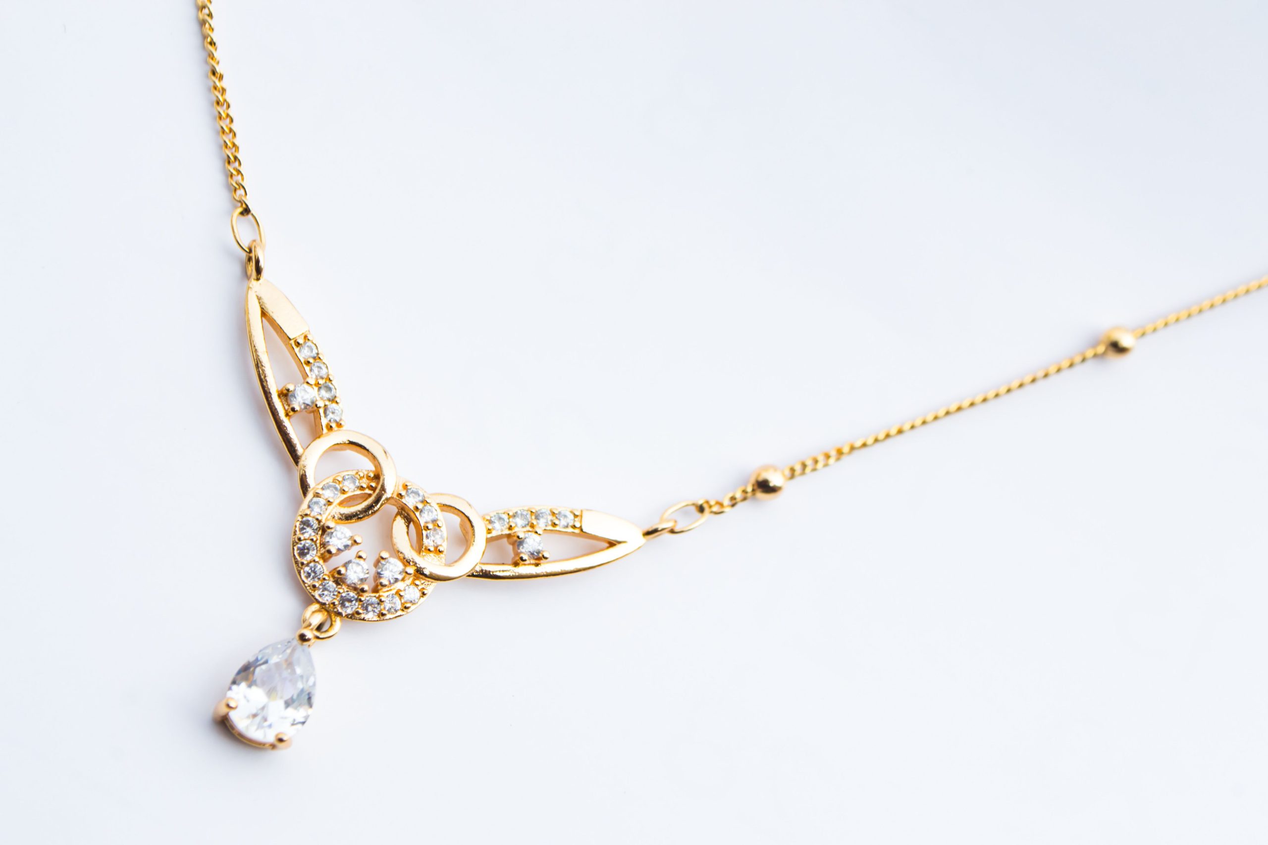 Collier or diamants fond blanc brillant