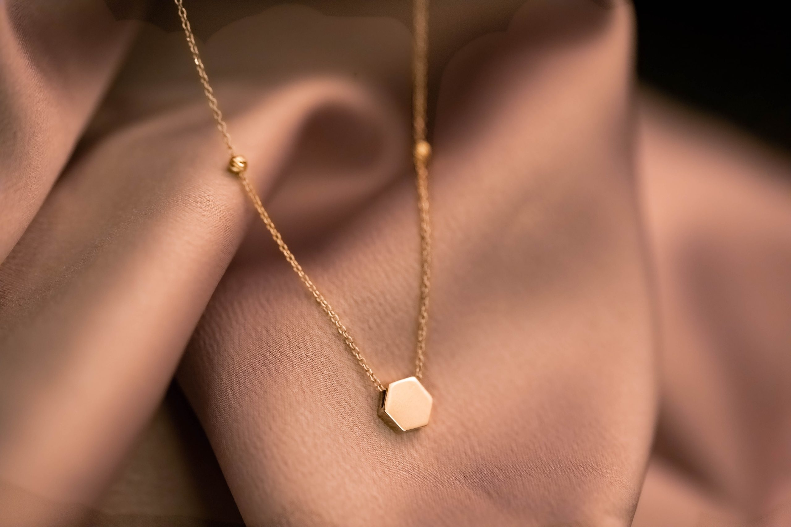 Collier or délicat pendentif hexagonal luxe