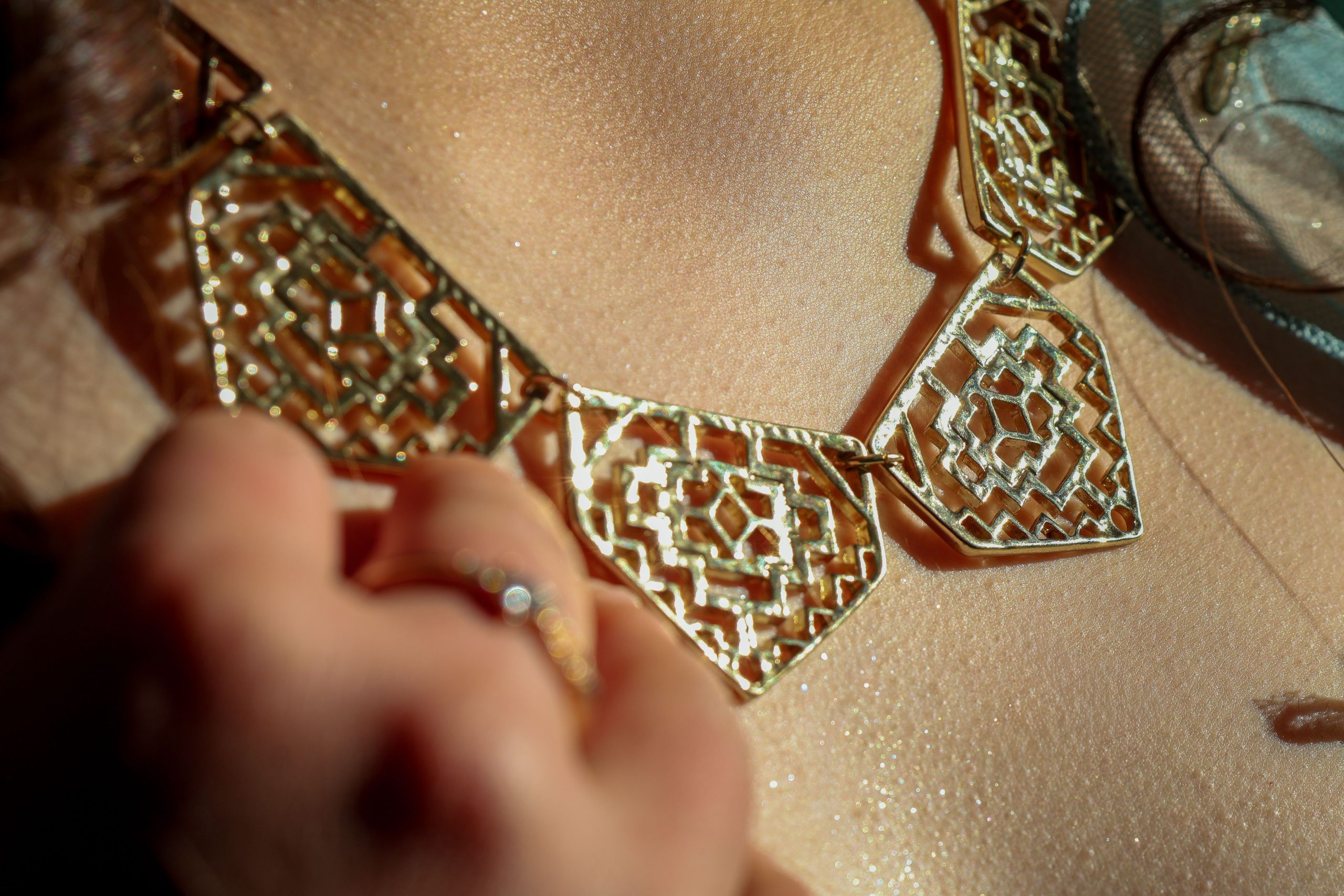 Collier géométrique doré aux motifs complexes