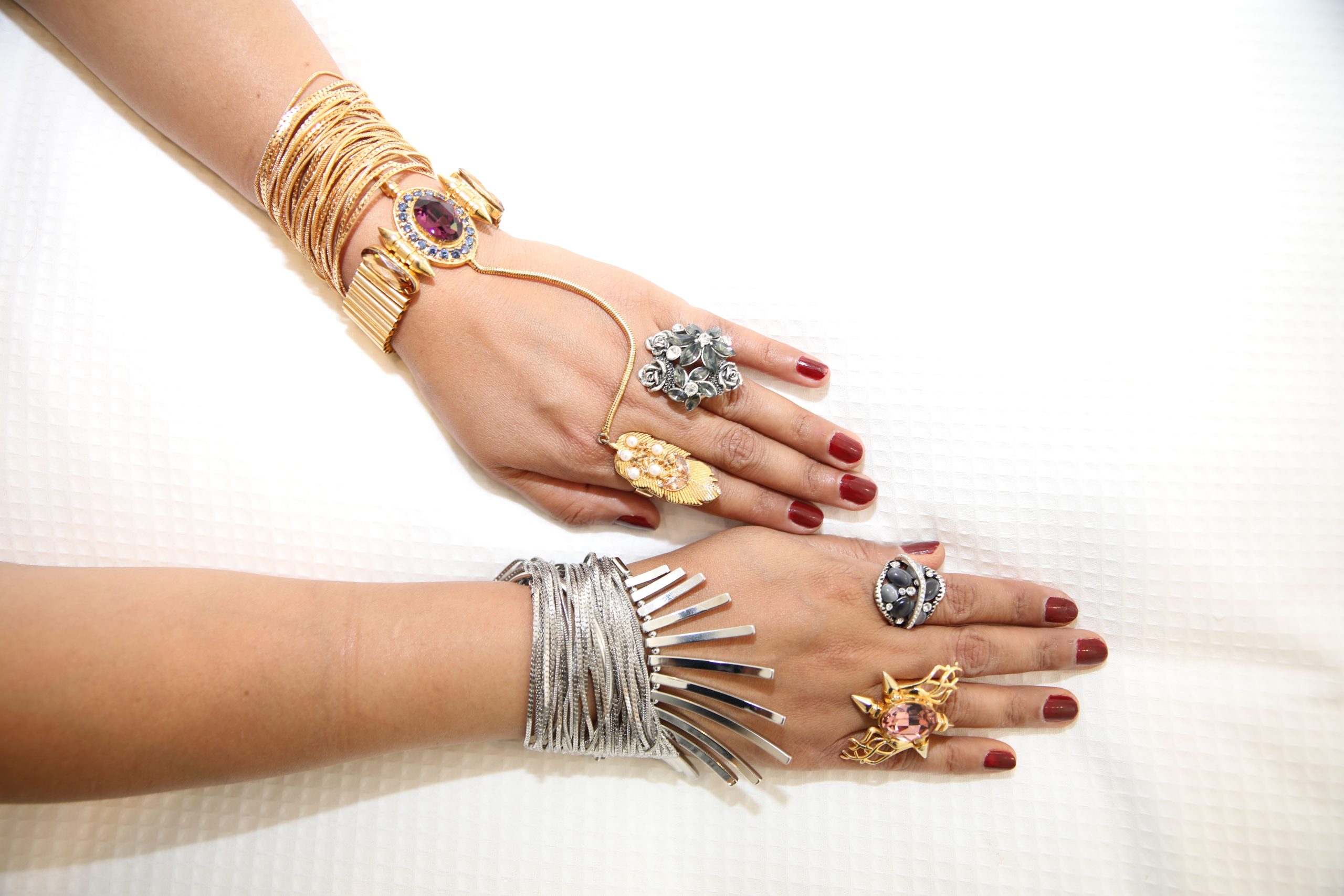 Mains élégantes portant bagues et bracelets Zara stylés