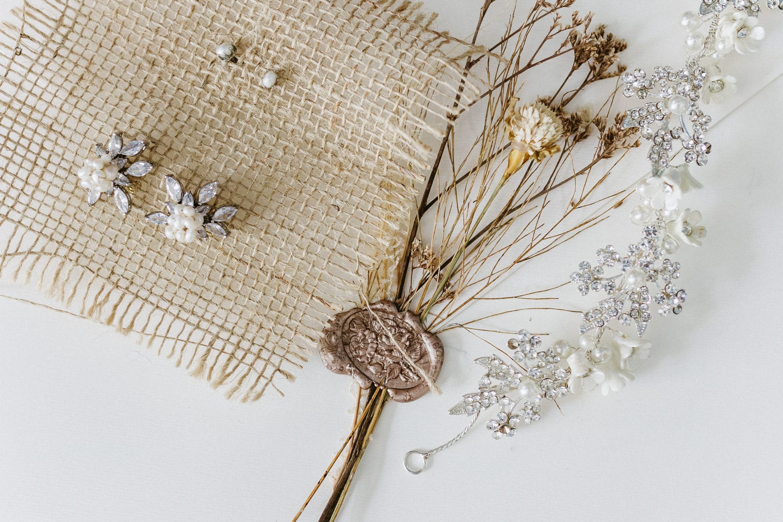 Mise en scène délicate de bijoux et fleurs séchées