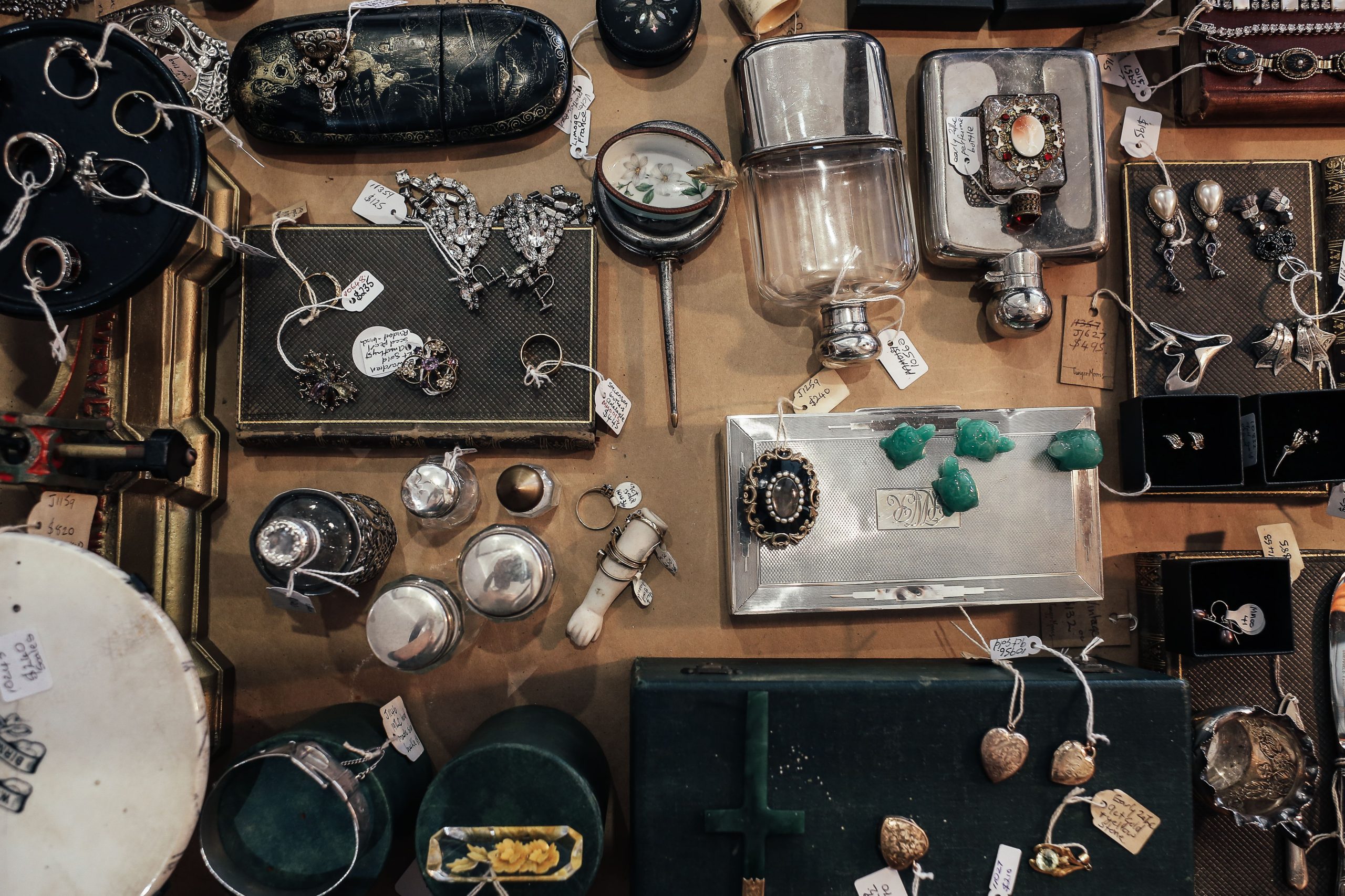 Marche vintage bijoux et antiquites vue aerienne