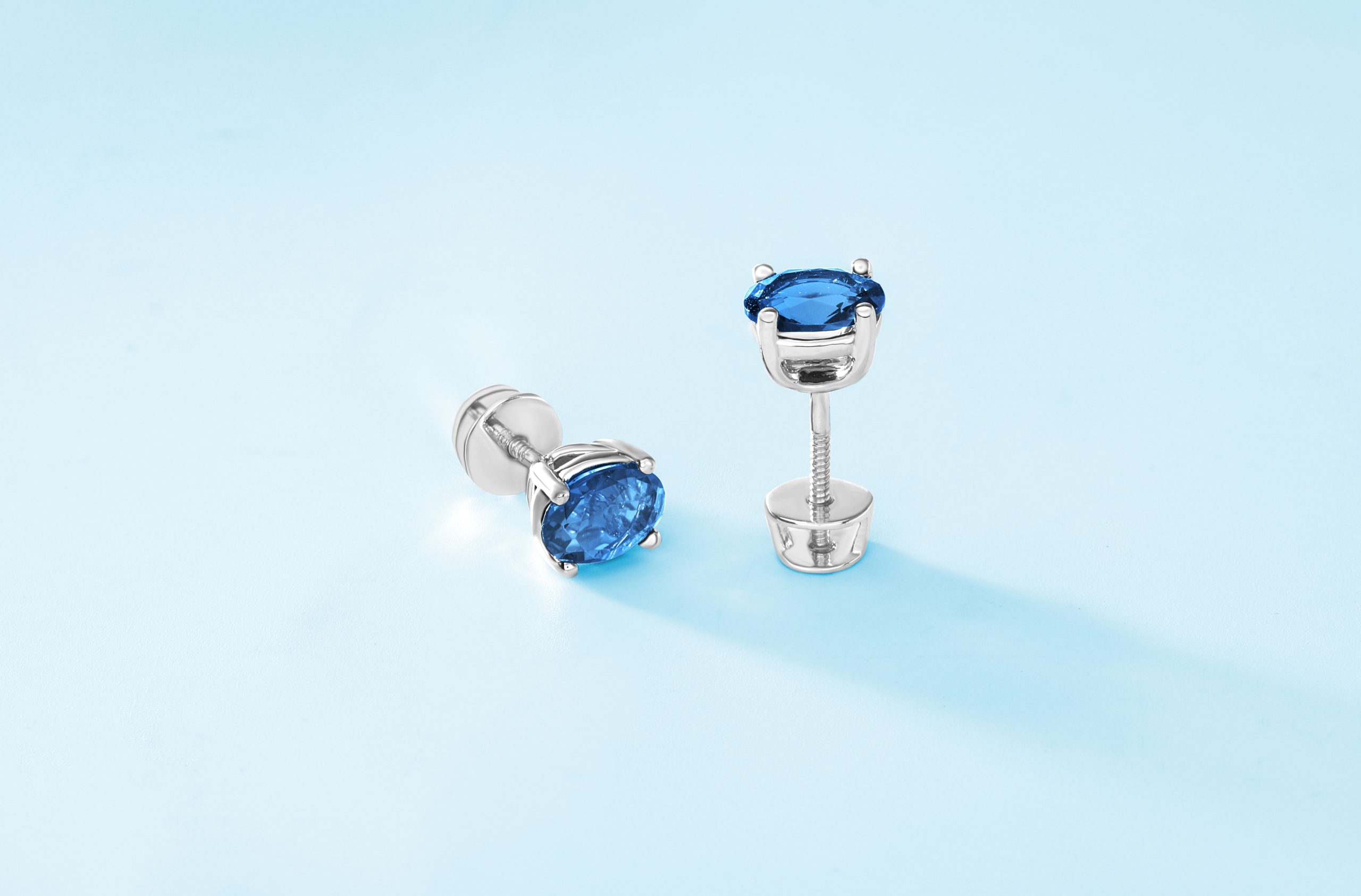 Puces topaze bleue argent fond bleu
