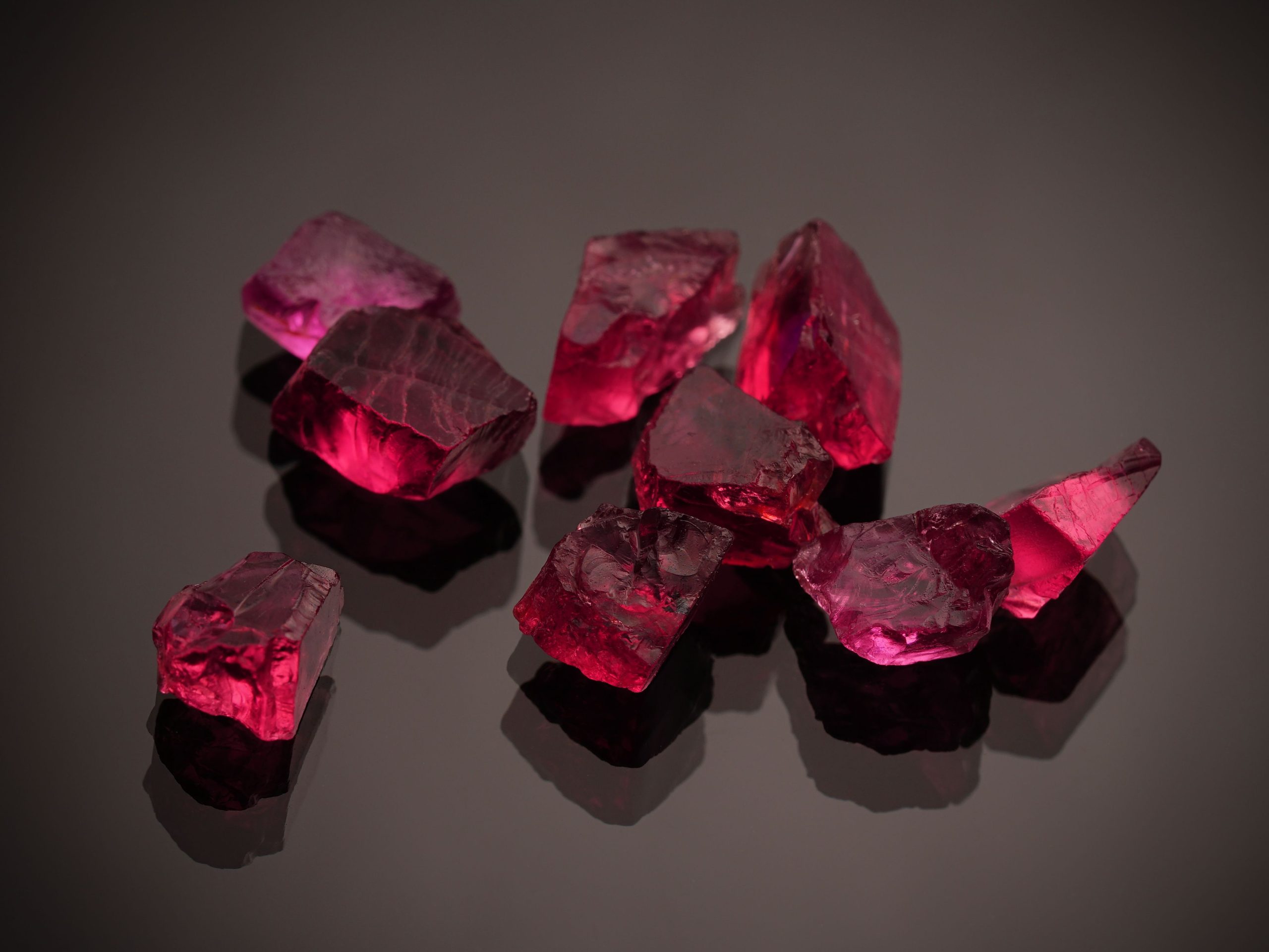 Rubis vibrants sur surface noire brillante