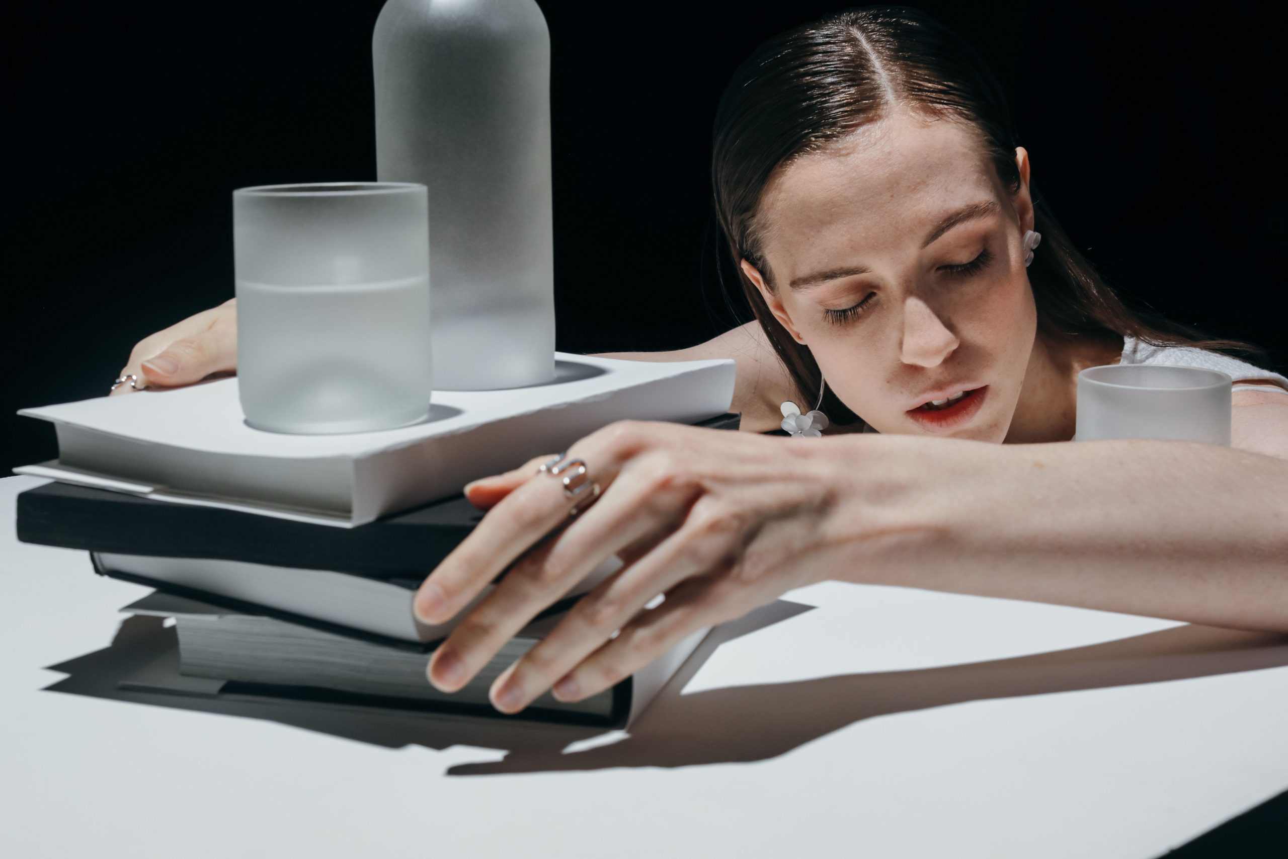 Femme penchée sur des livres et verres