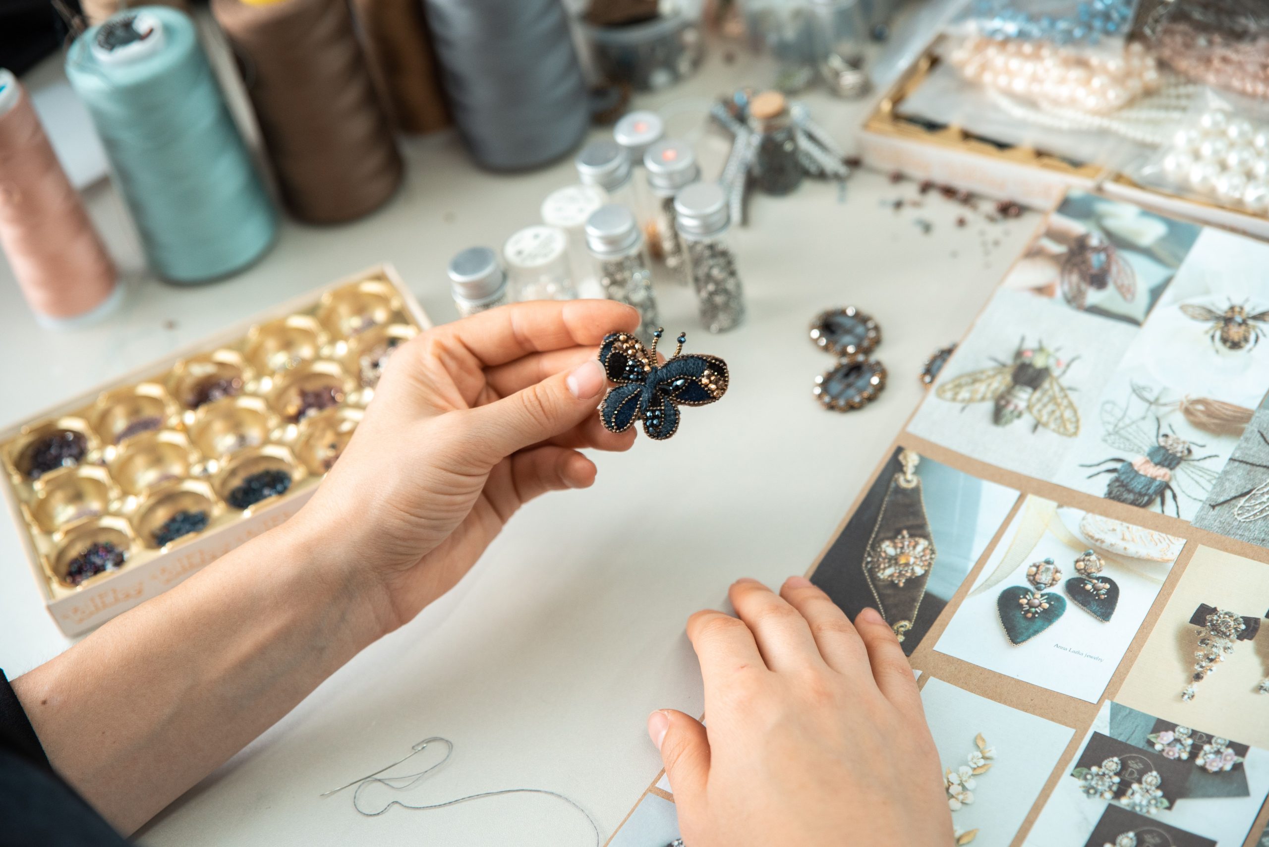 Travail de perles détaillé dans un atelier créatif
