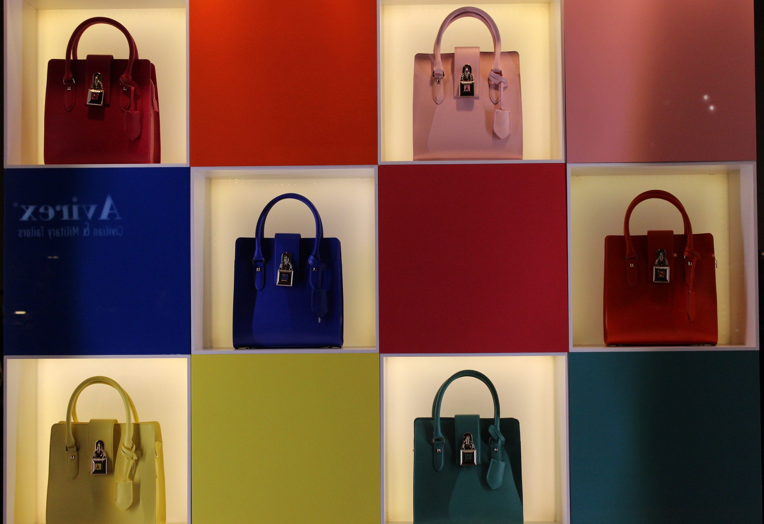 Vitrines colorées de sacs maroquinerie tendance
