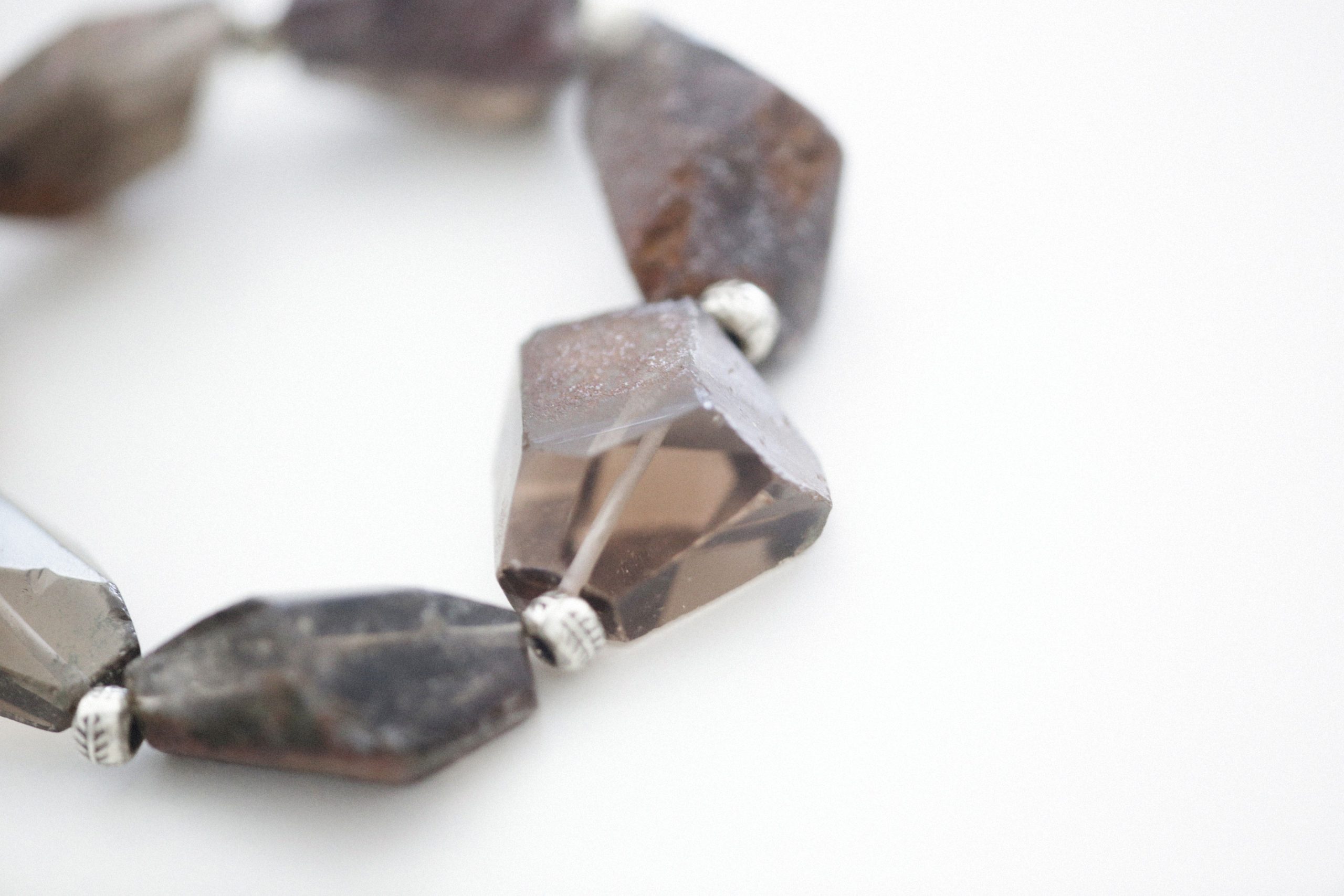 Bracelet artisanal avec gemmes sombres et claires entrecroisées