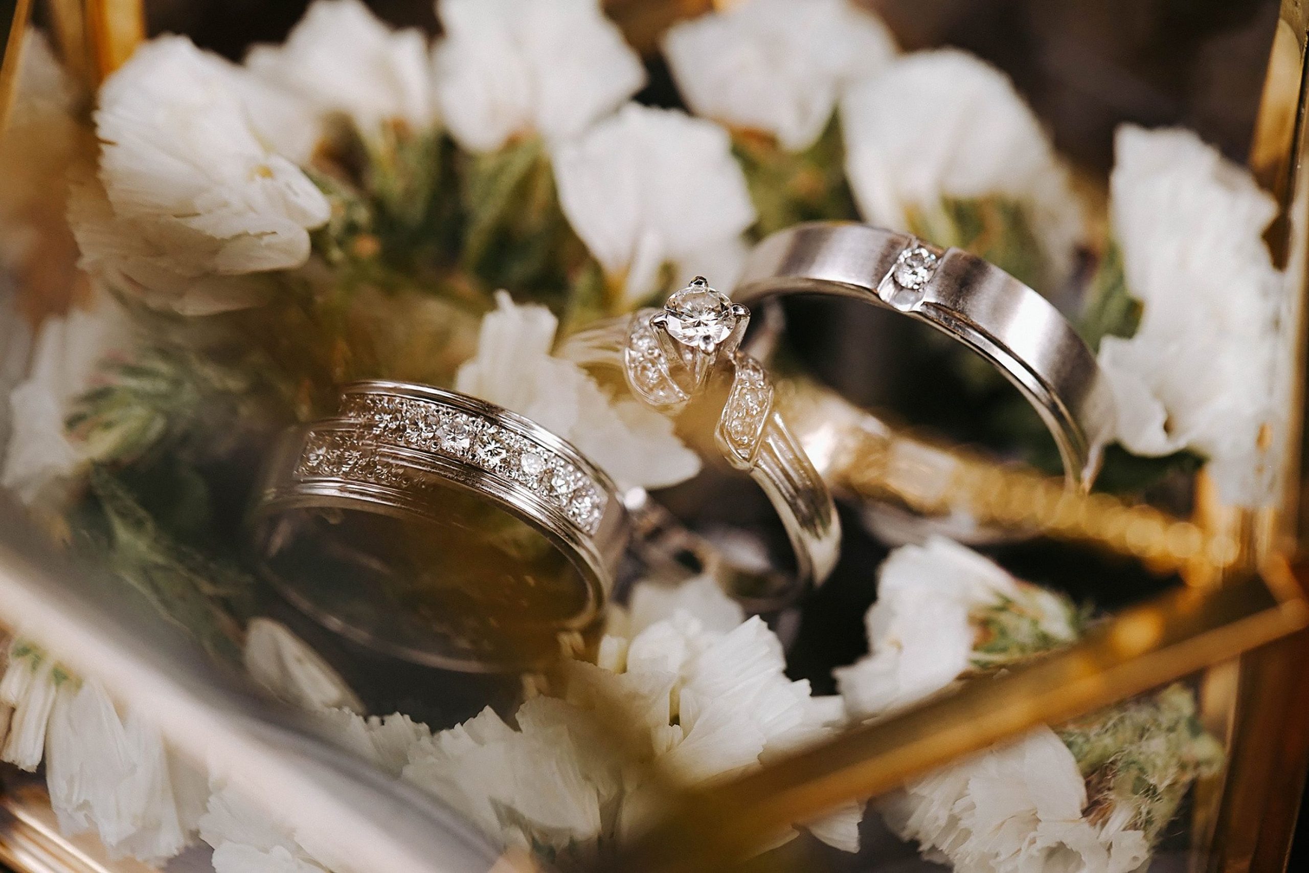 Bagues en diamant entourées de fleurs blanches