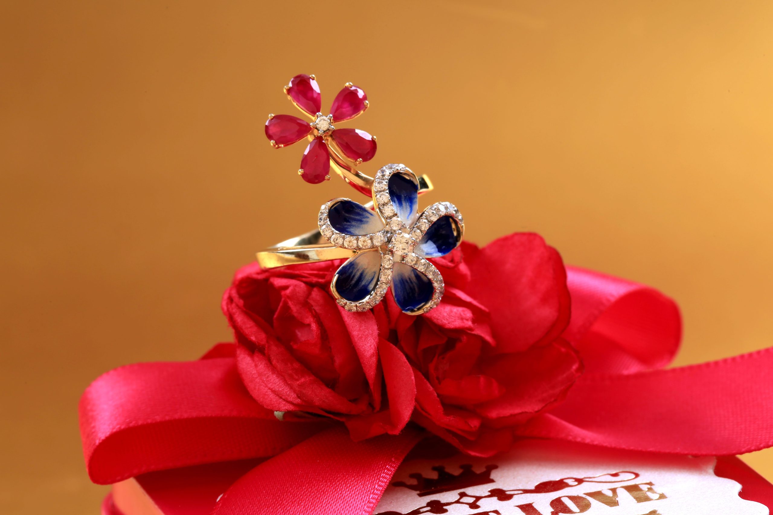 Bagues florales sur ruban rouge avec fleurs