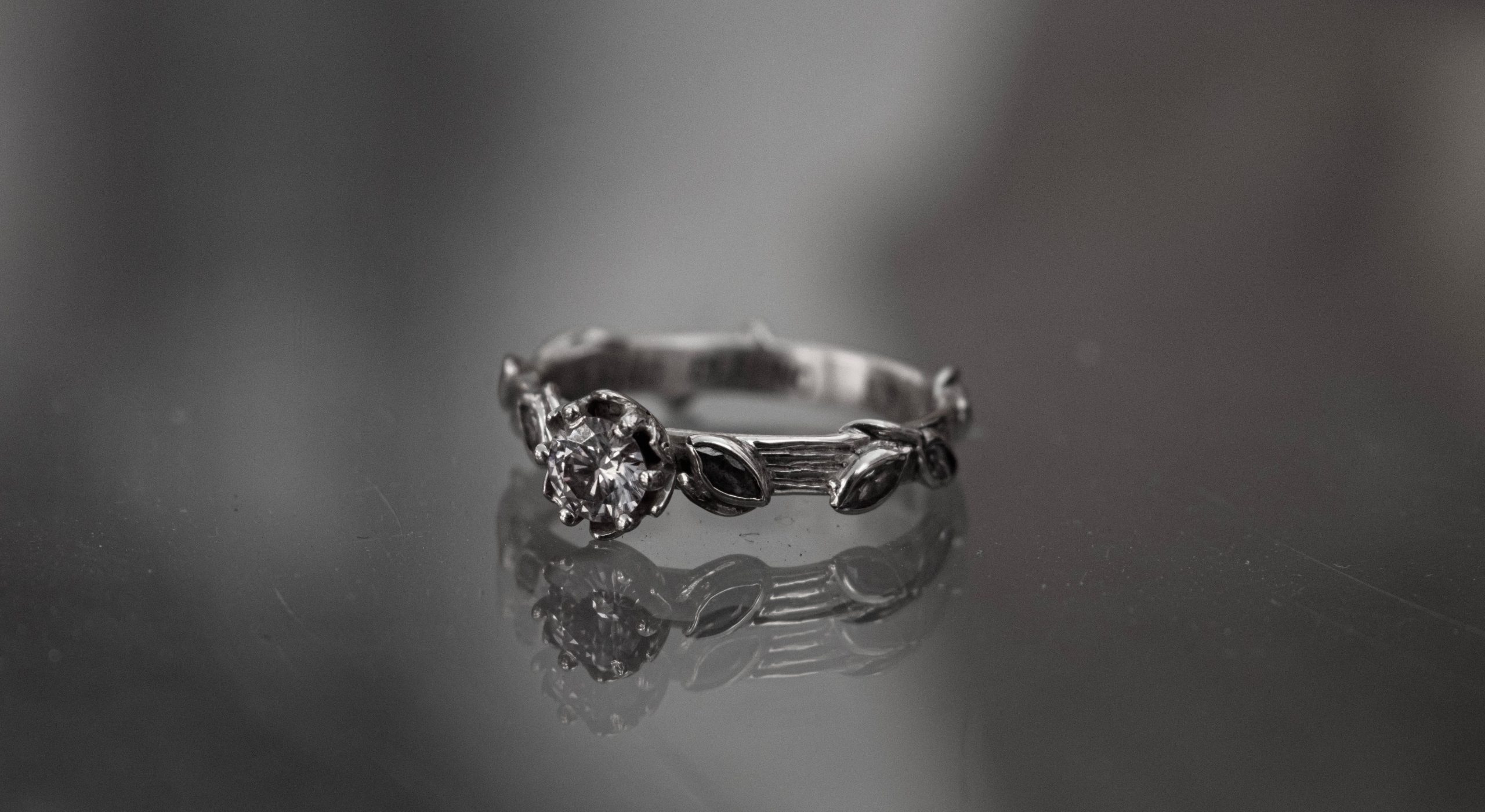 Bague diamant à motif de feuille détaillé