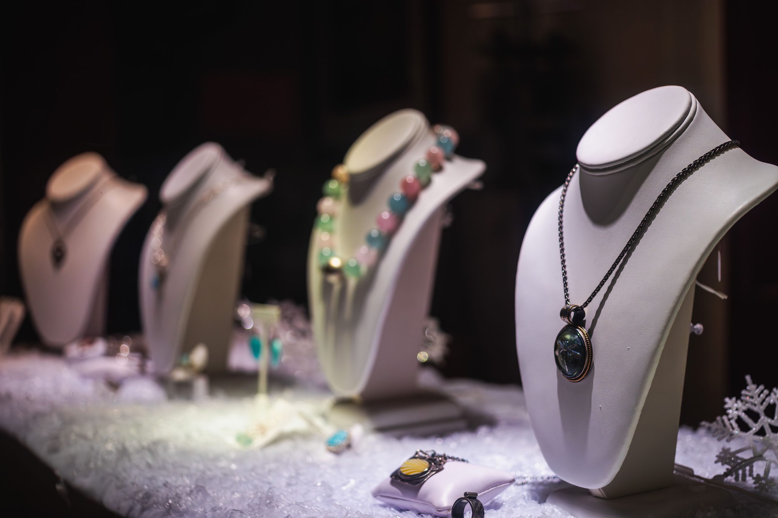 Colliers raffinés présentés sur des mannequins