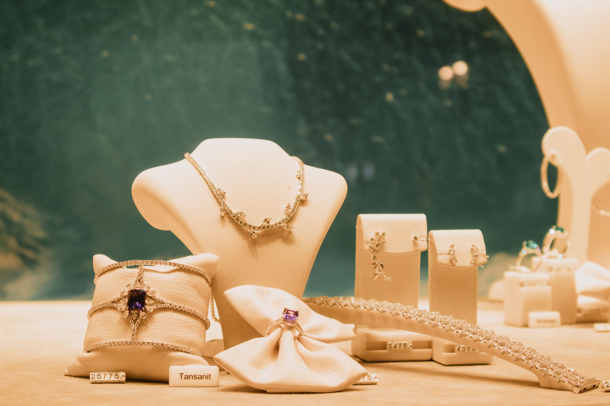 Ensemble de bijoux luxueux exposés en vitrine