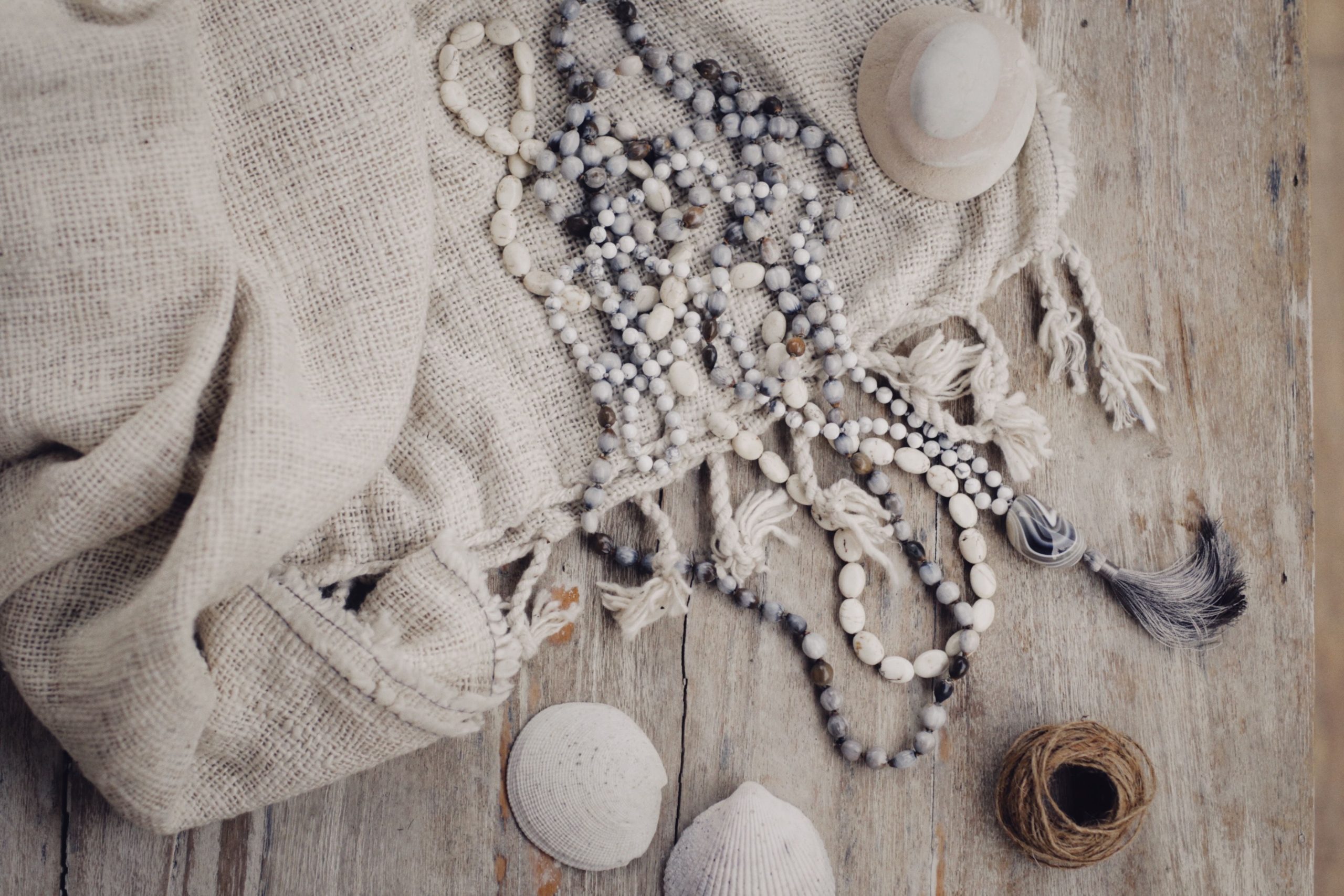Bijoux faits main coquillages perles sur bois rustique