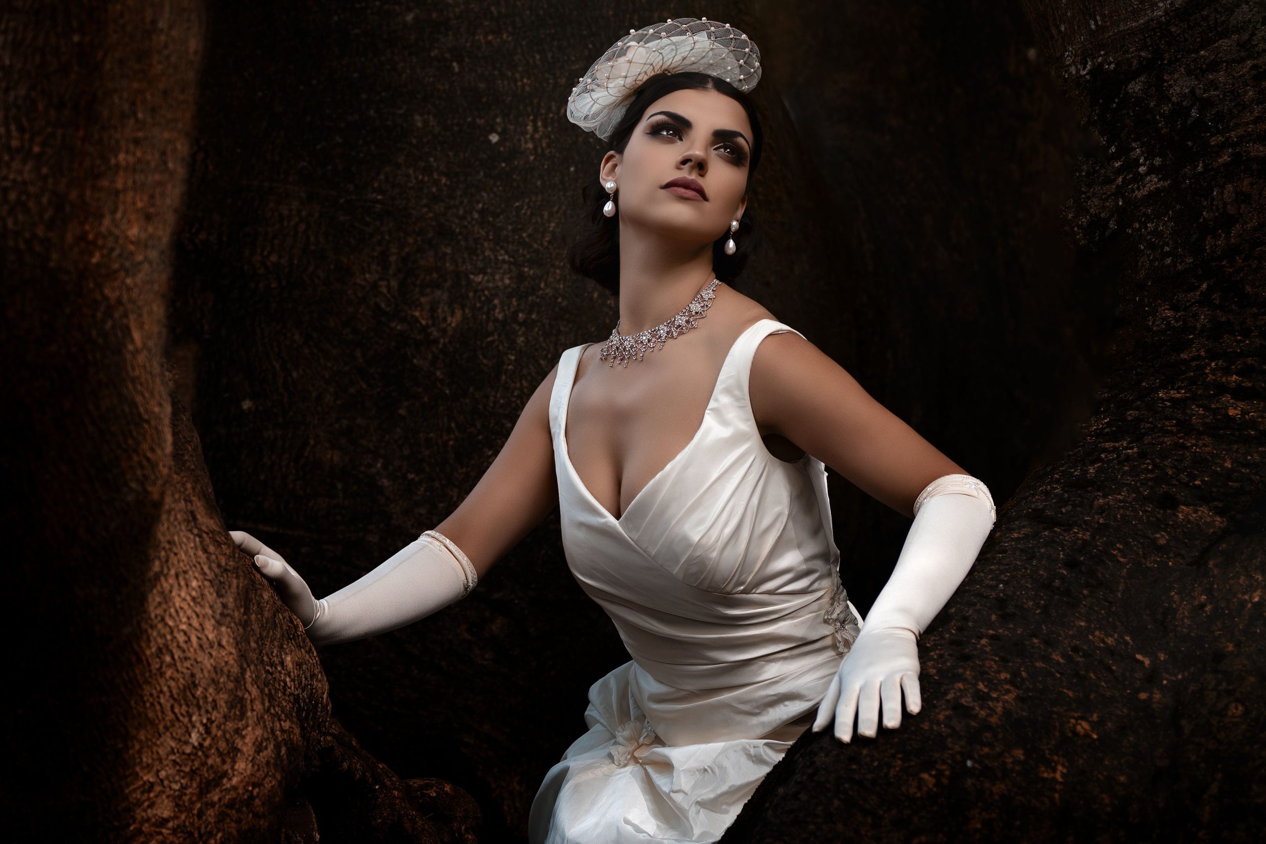 Femme élégante en robe blanche avec bijoux glamour