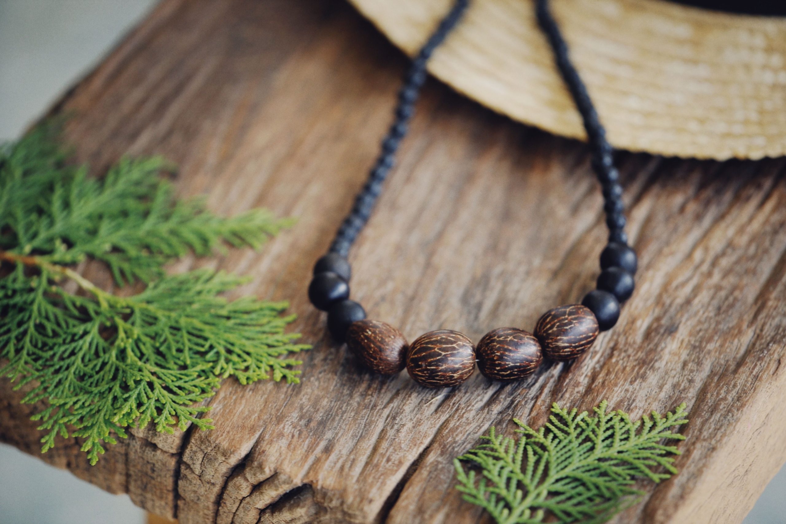 Collier perles bois rustique avec accents fougere