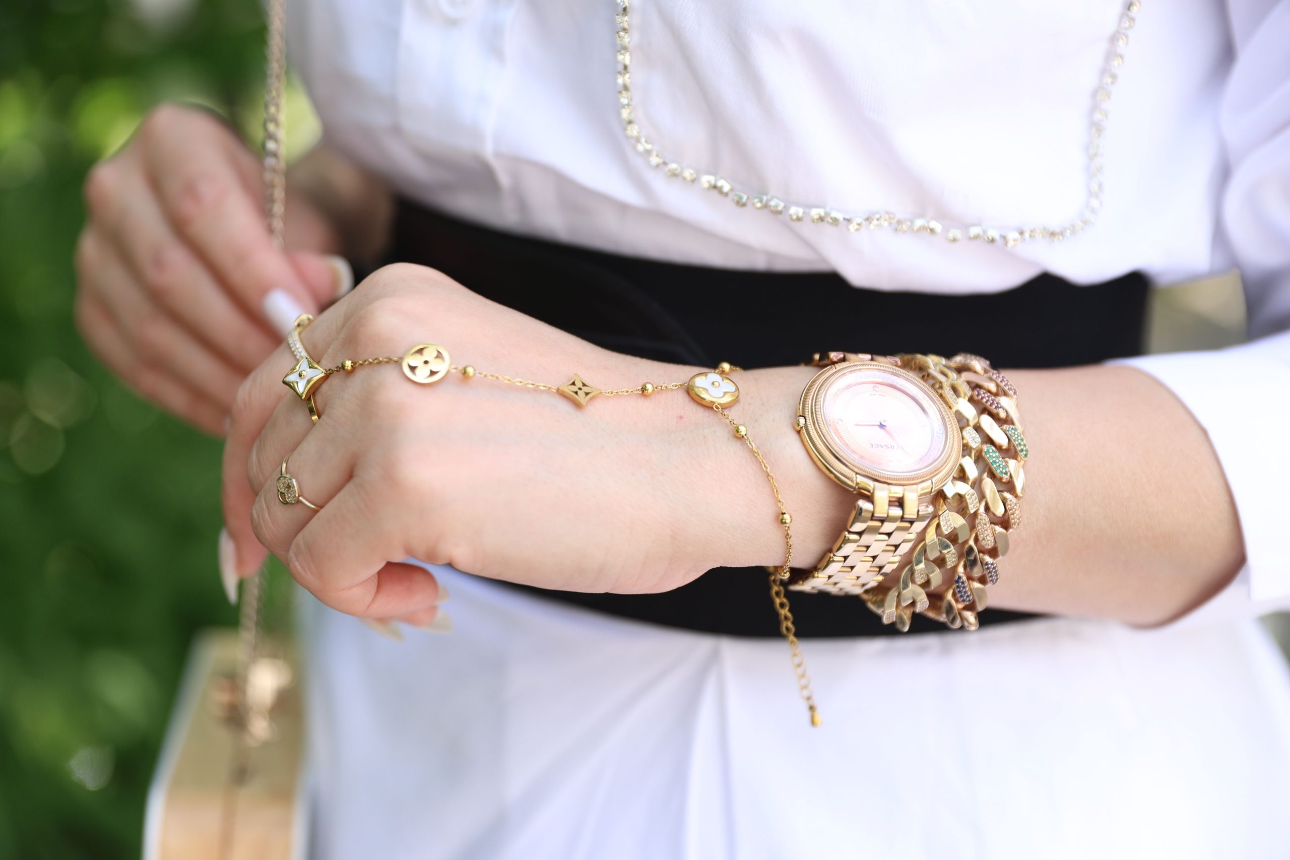 Bijoux dorés élégants au poignet d'une femme luxe