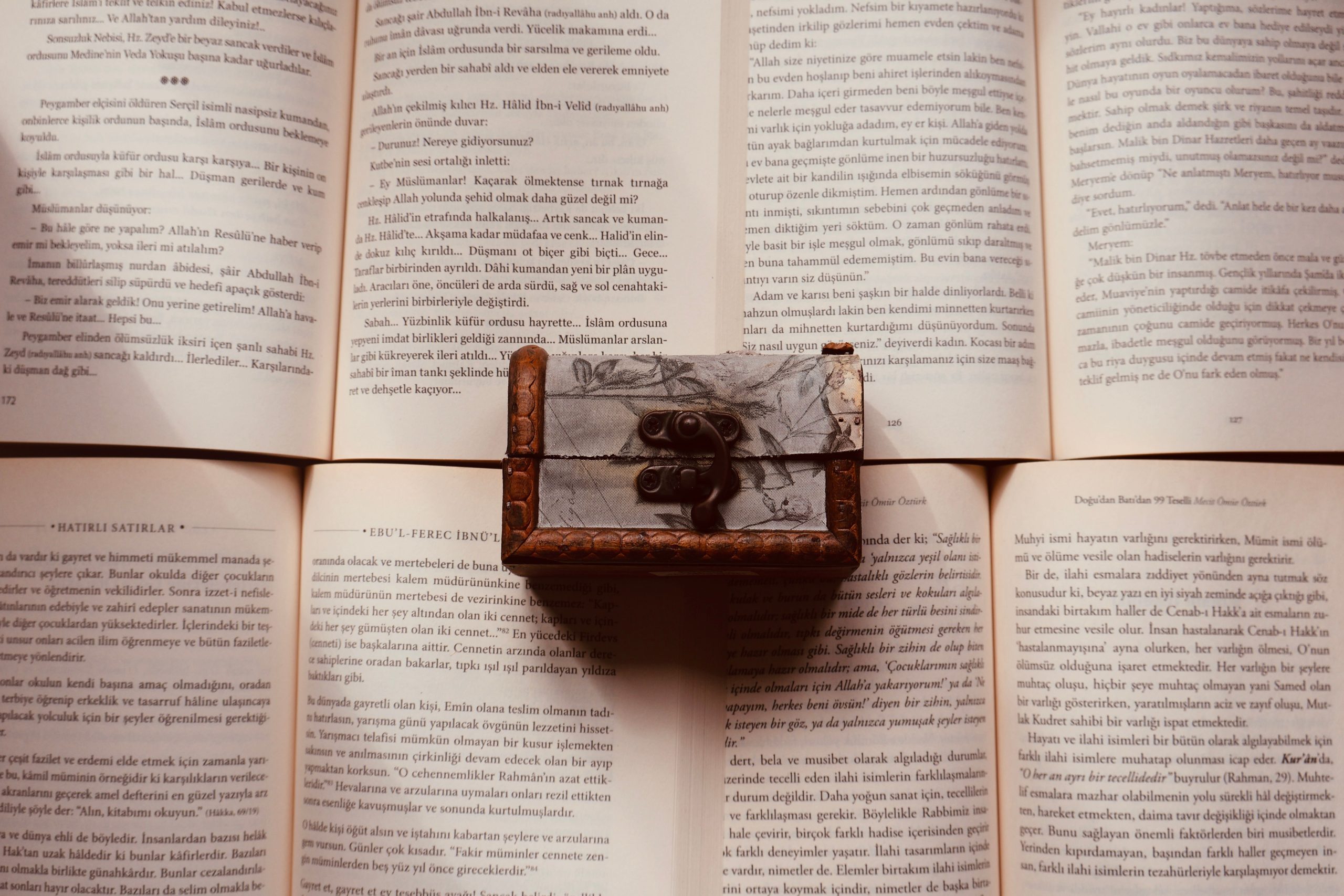 Boite a bijoux vintage posee sur des livres anciens