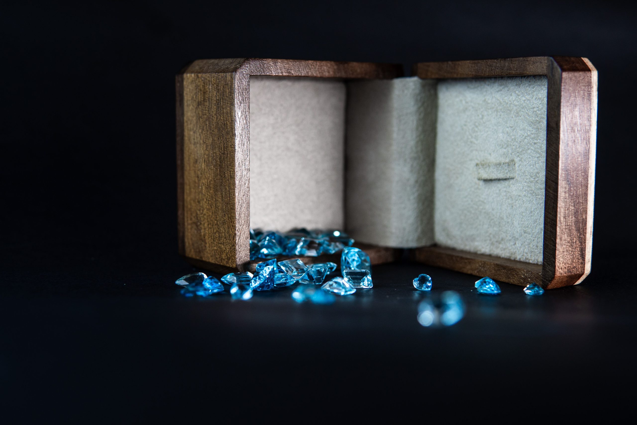 Boite en bois avec bijoux bleus symbolisant elegance luxe