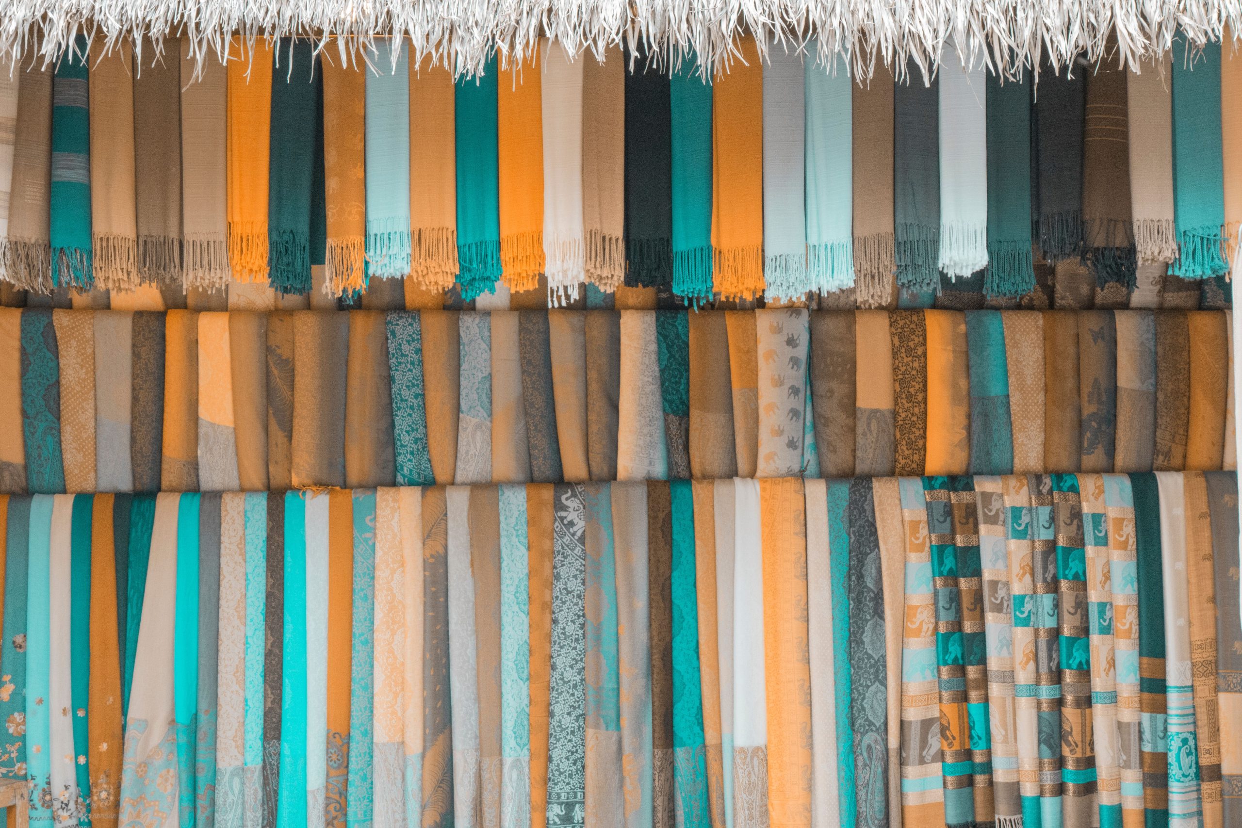 Collection variée de foulards suspendus en boutique
