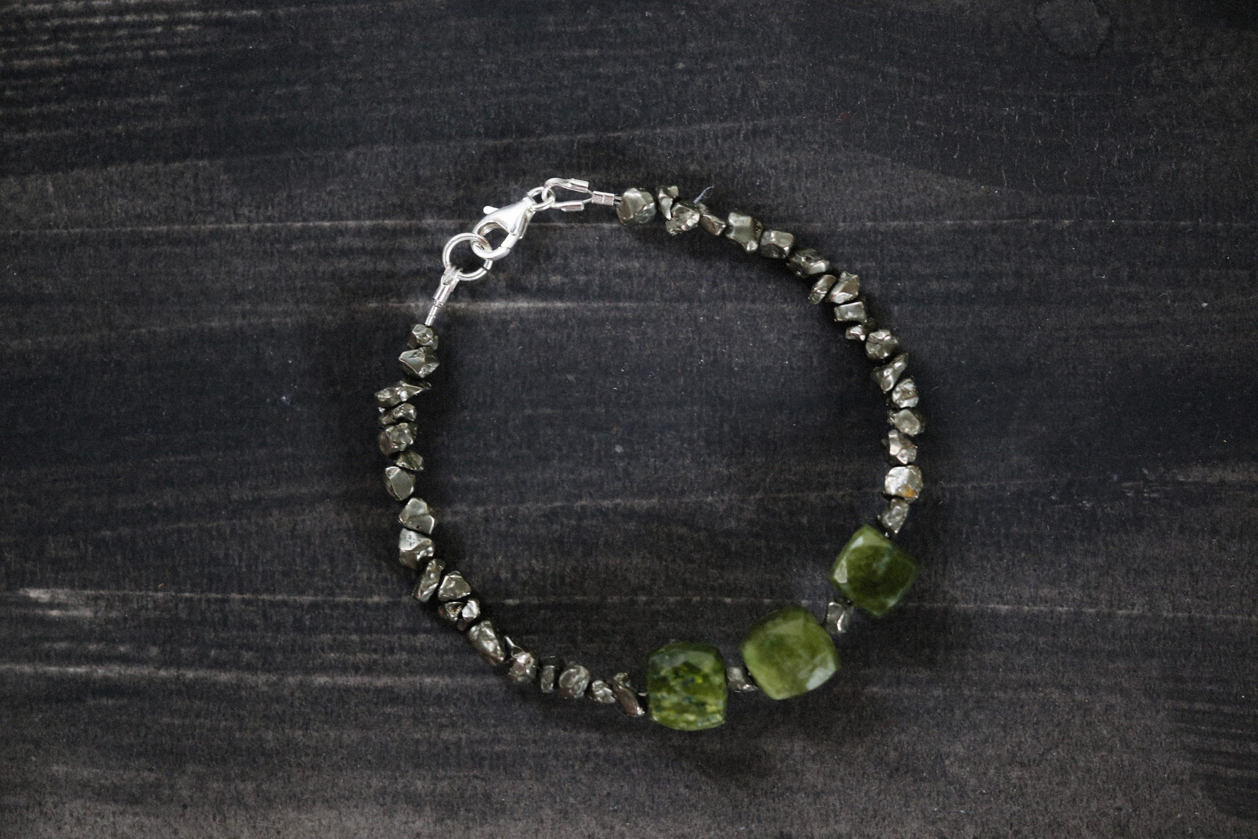 Bracelet élégant avec perles texturées et fermoir métallique