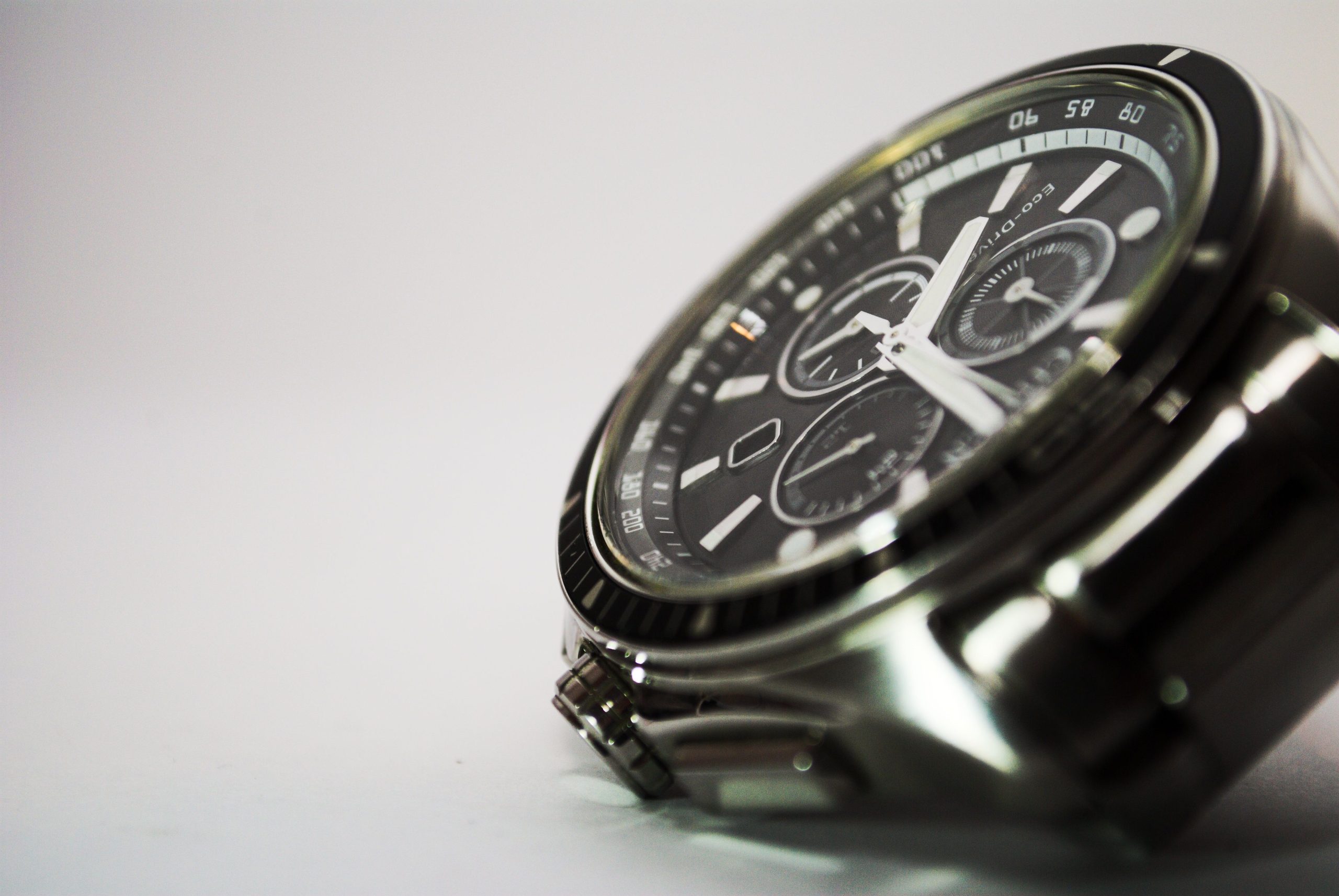 Gros plan sur une montre-bracelet en acier précis