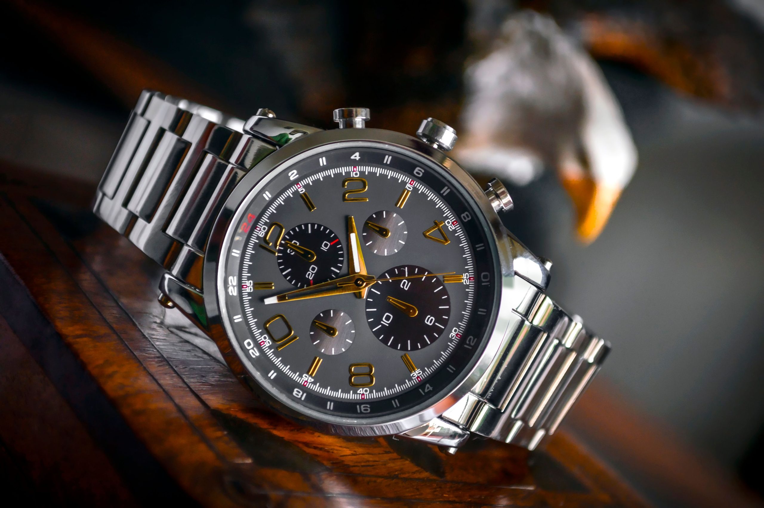 Montre-bracelet de luxe posée sur fond en bois