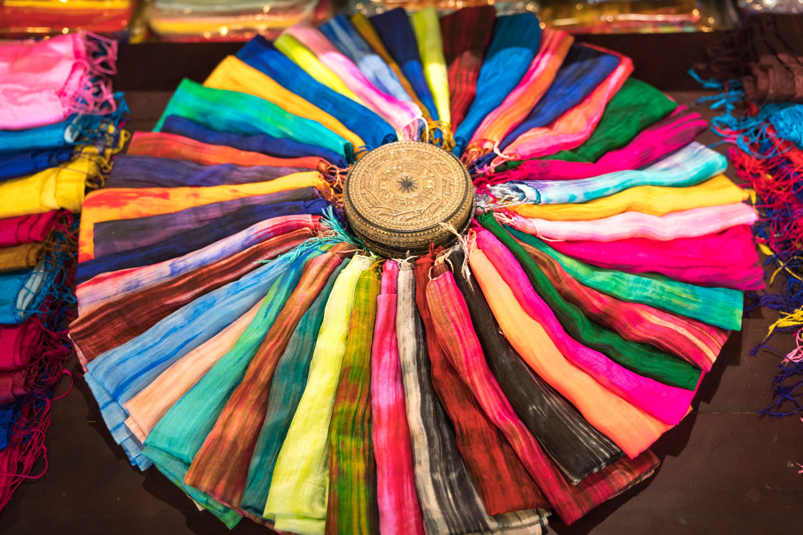 Foulards colorés disposés en cercle