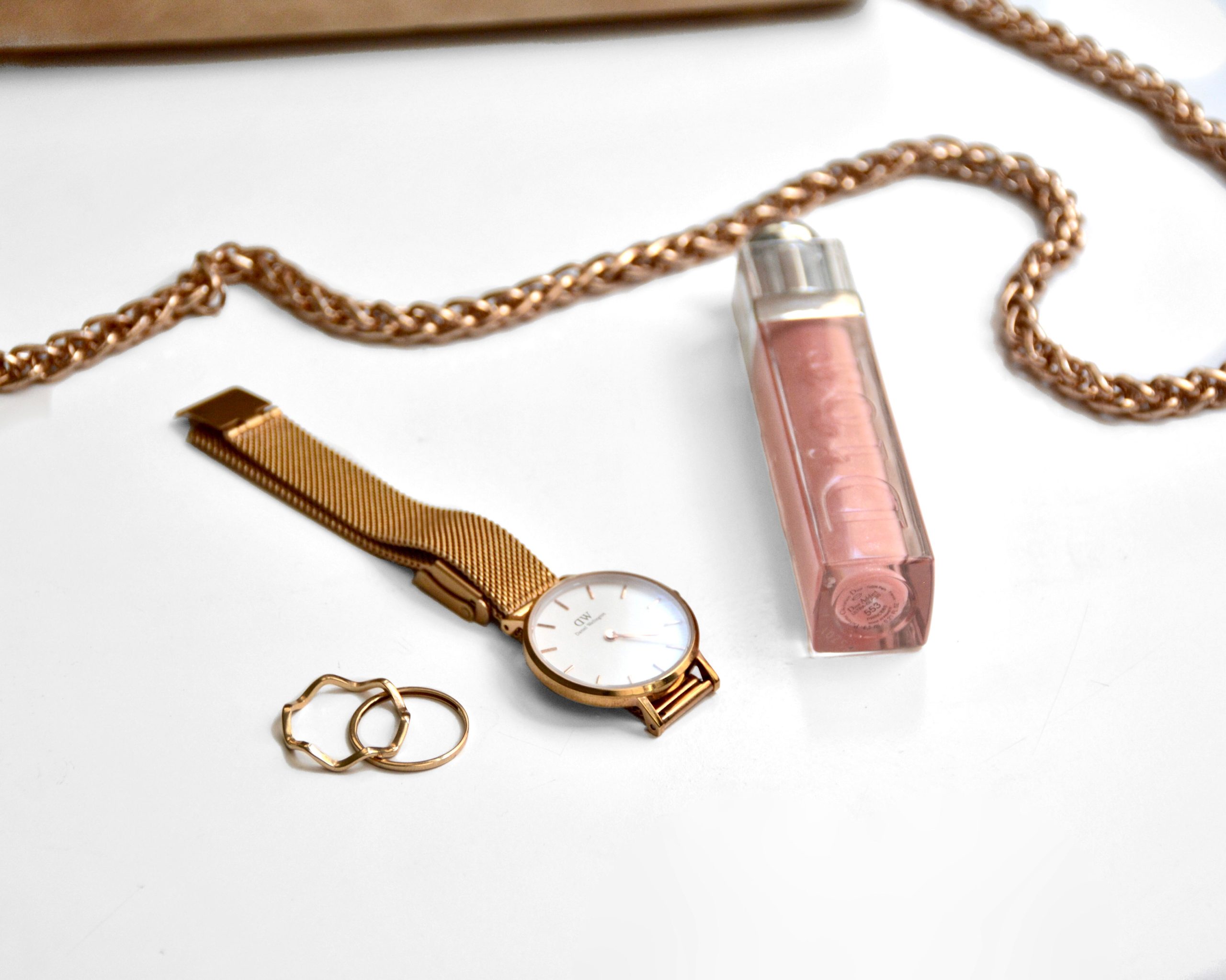 Montre dorée bagues chaîne et parfum à plat