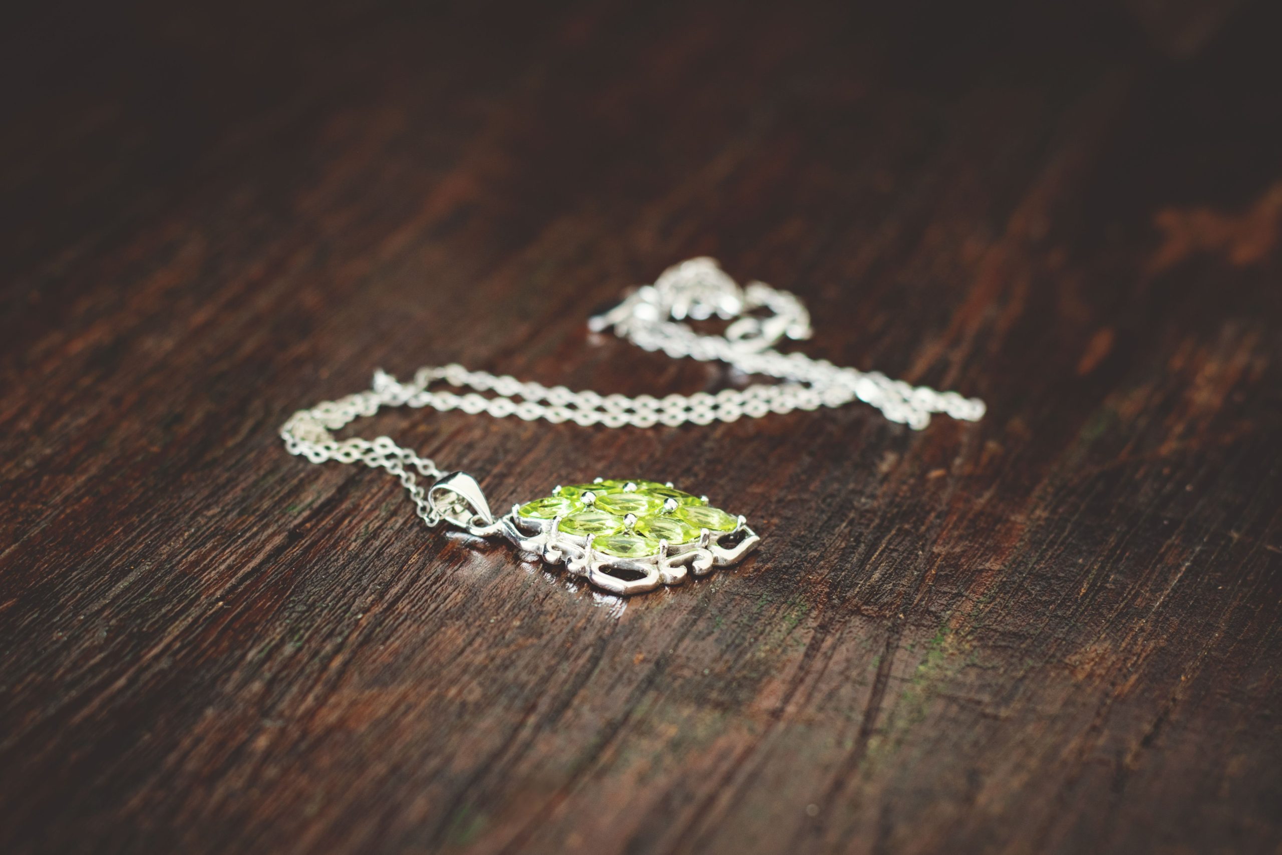Collier argent pierre verte pendentif rustique