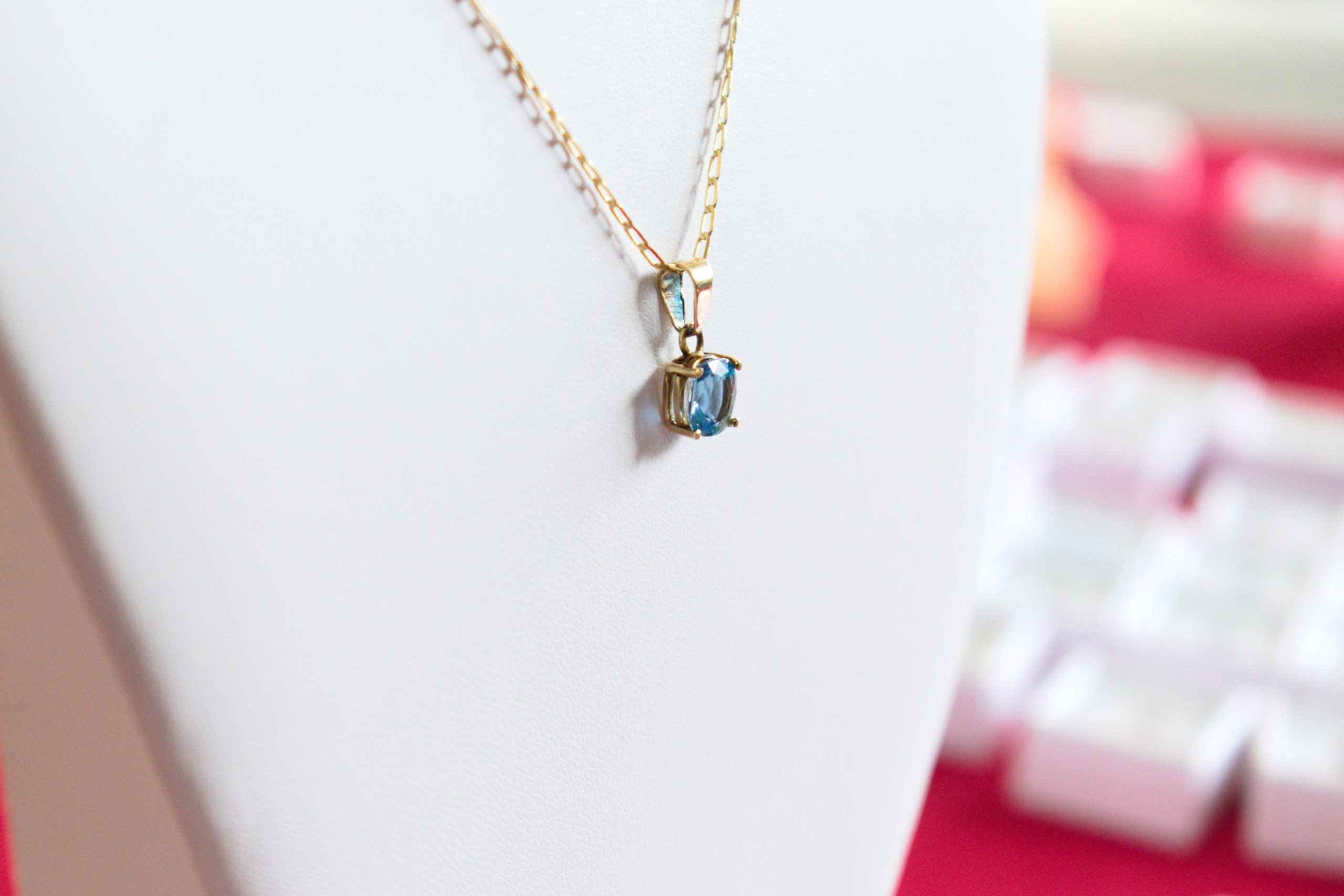 Collier or délicat pendentif pierre bleue
