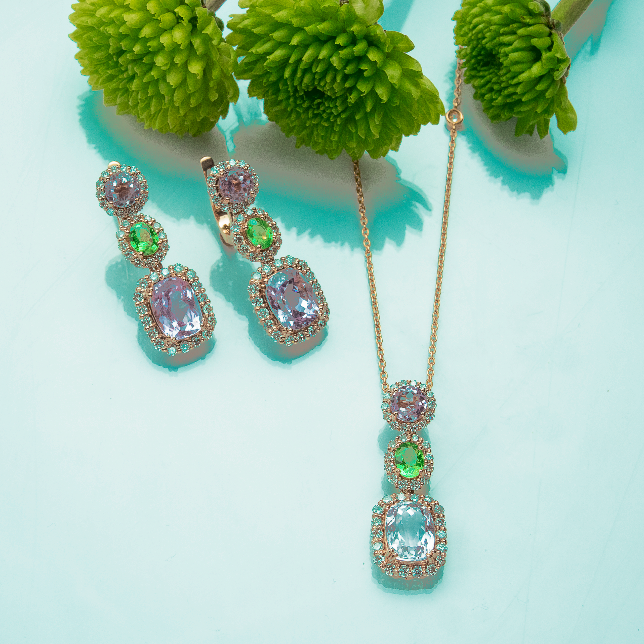 Boucles collier pierres gemmes fond bleu