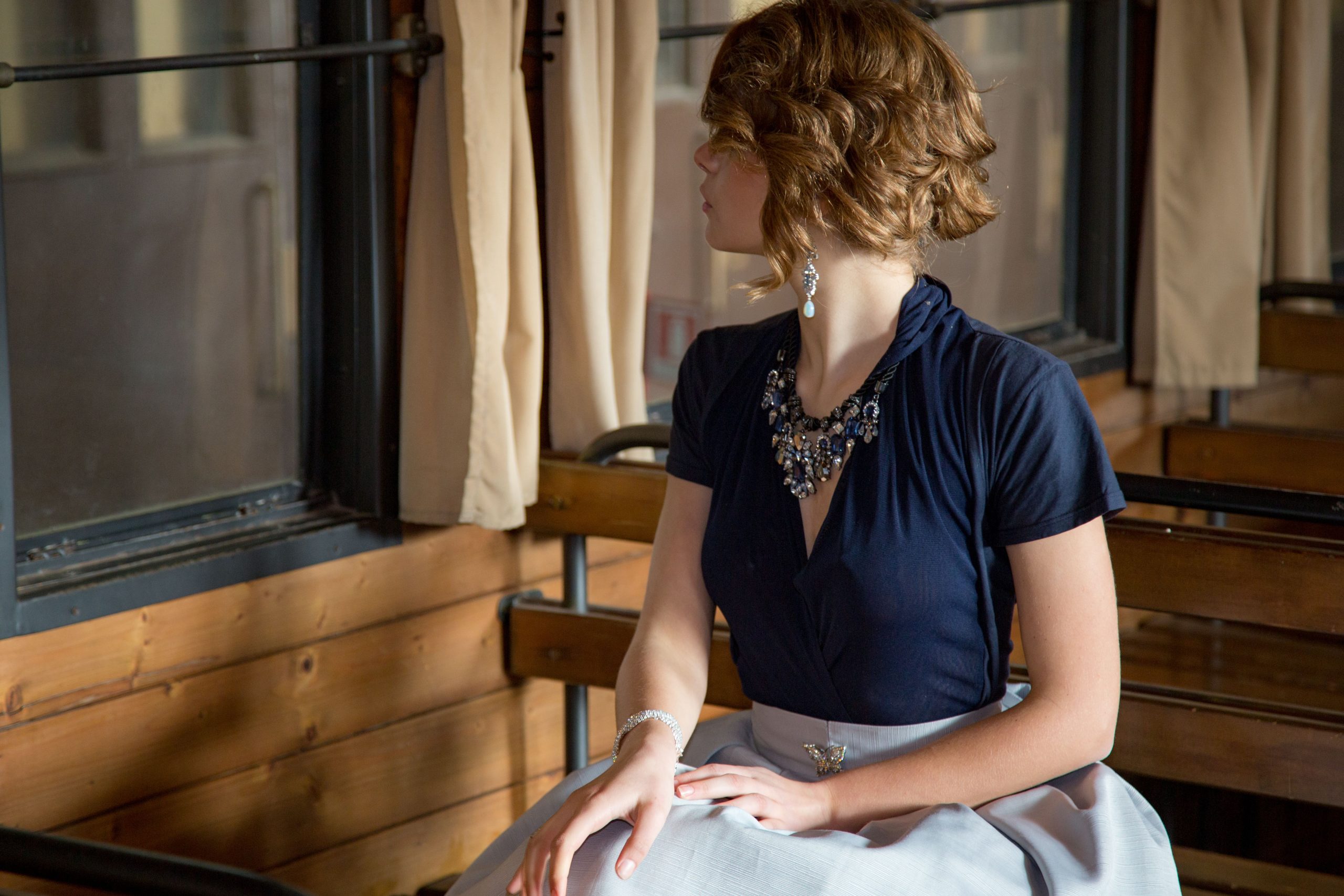 Femme sophistiquée assise présentant bijoux et mode