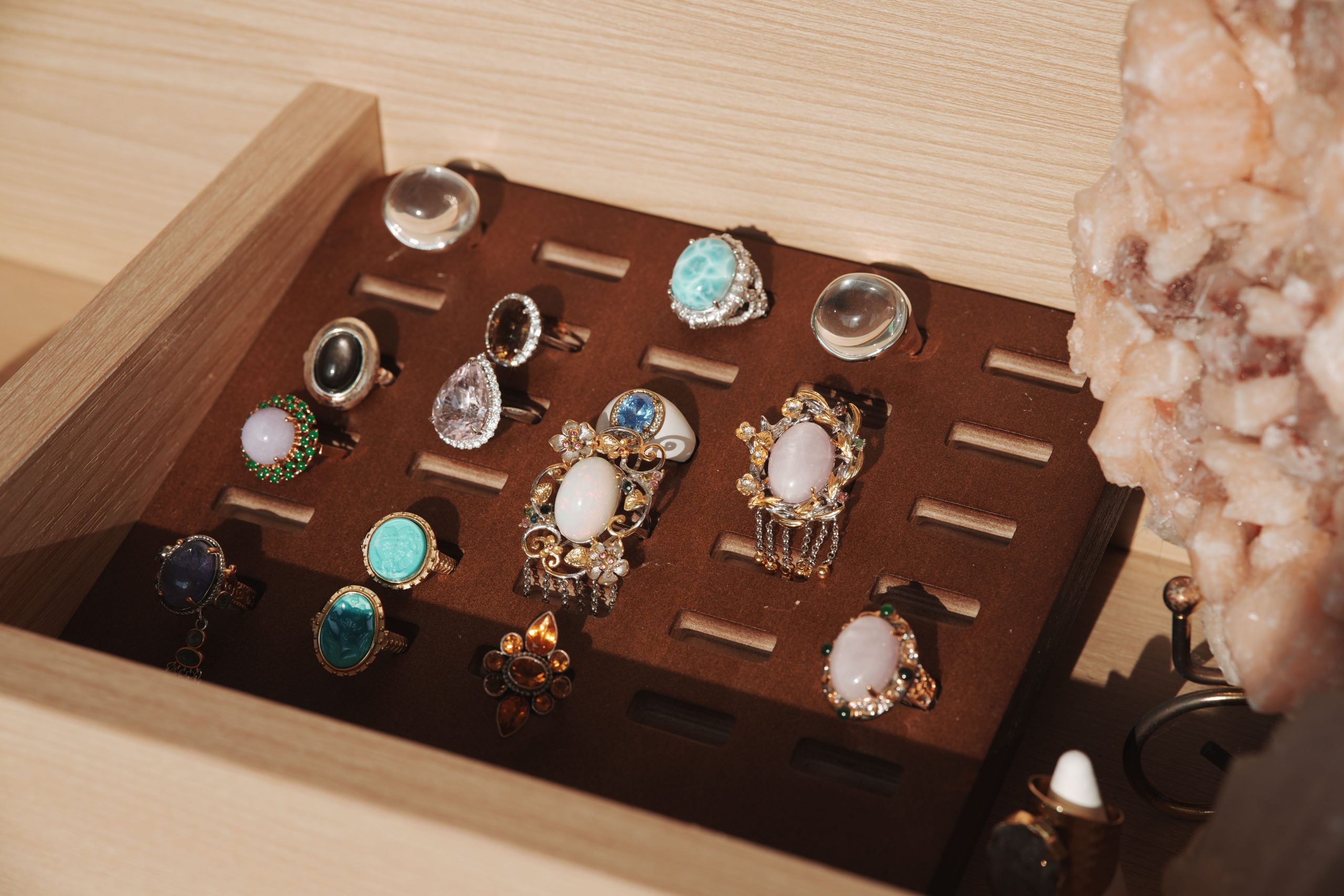 Boite a bijoux organisee avec bagues en pierres precieuses