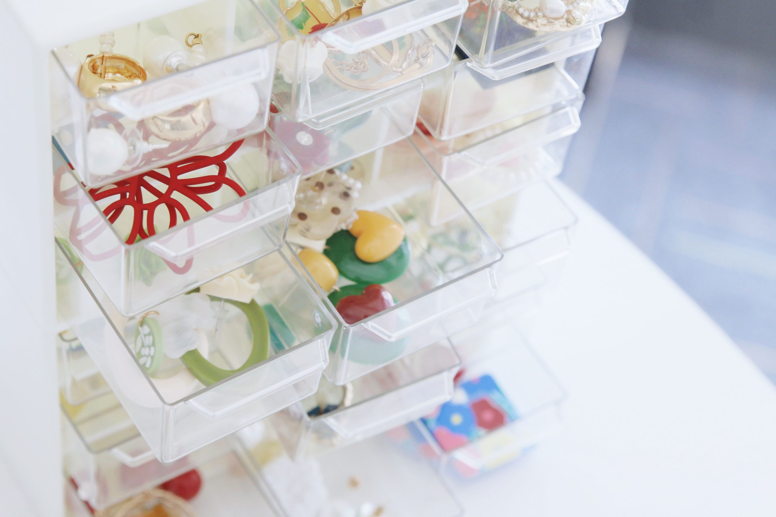 Collection de bijoux organises dans tiroirs transparents