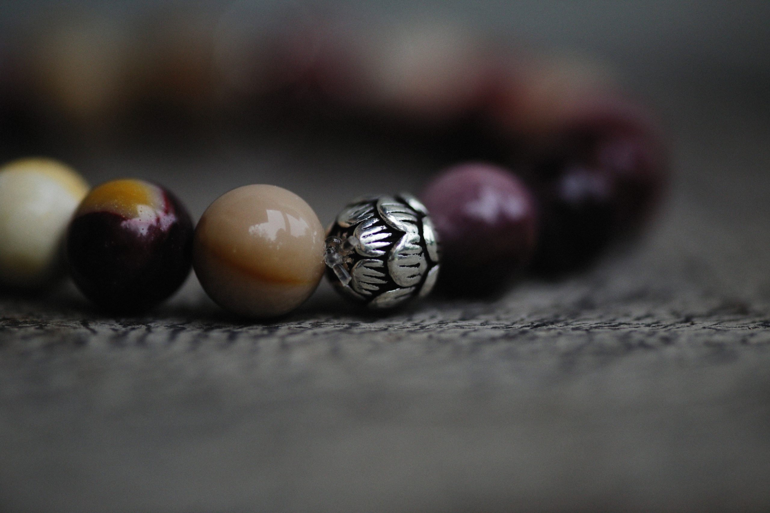 Bracelet de perles en gros plan sur surface texturée
