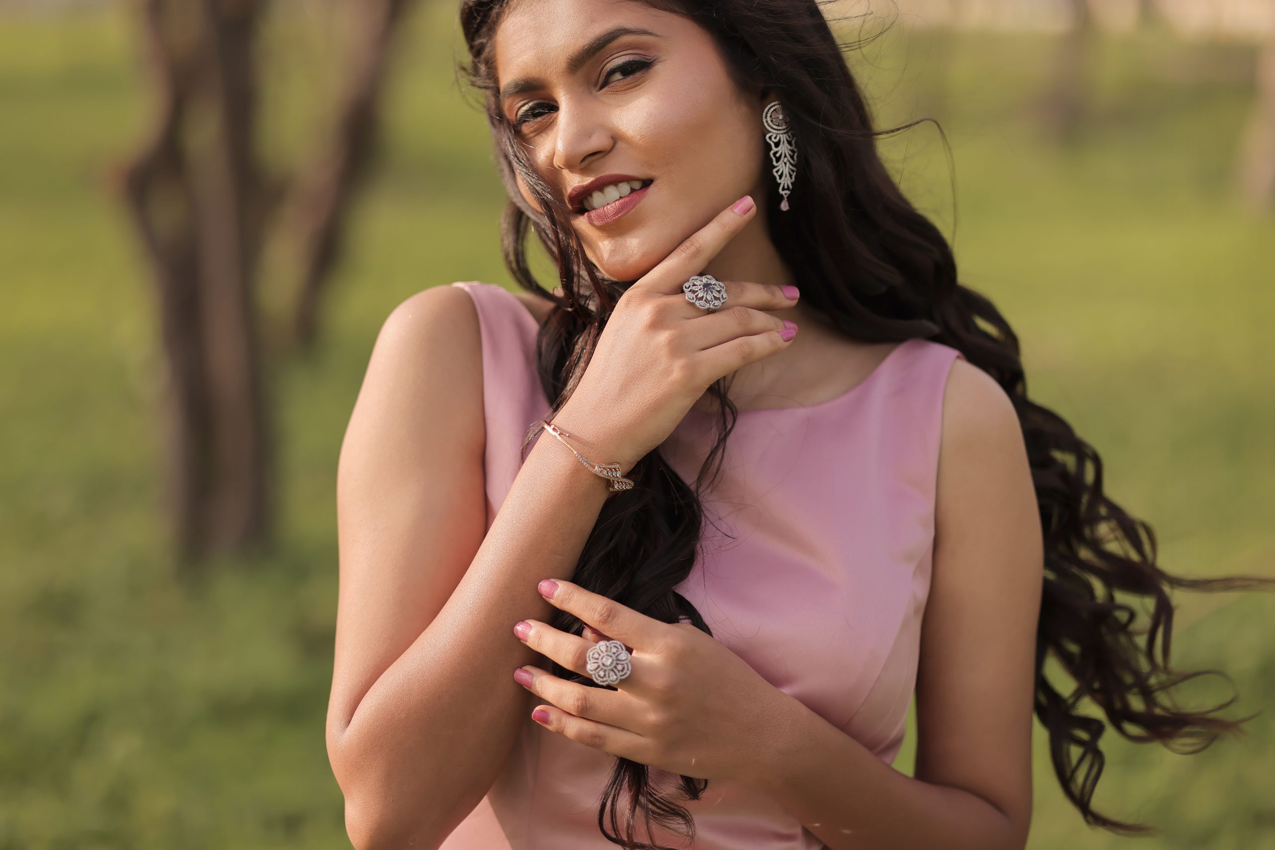 Jeune femme en robe rose avec bijoux et élégance